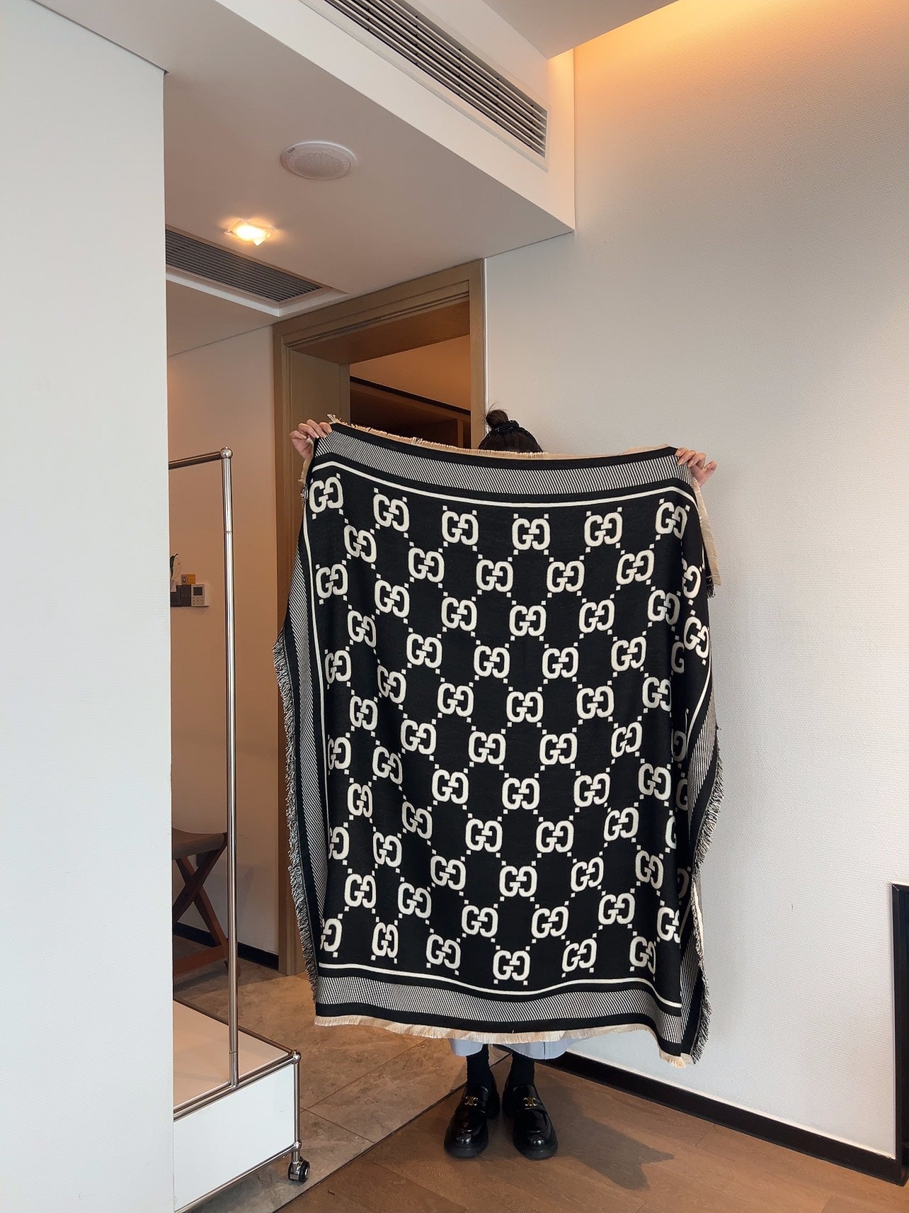GUCCI SQUARE SCARF 140 CM IN BLACK MIX WHITE SILK CASHMERE  401511