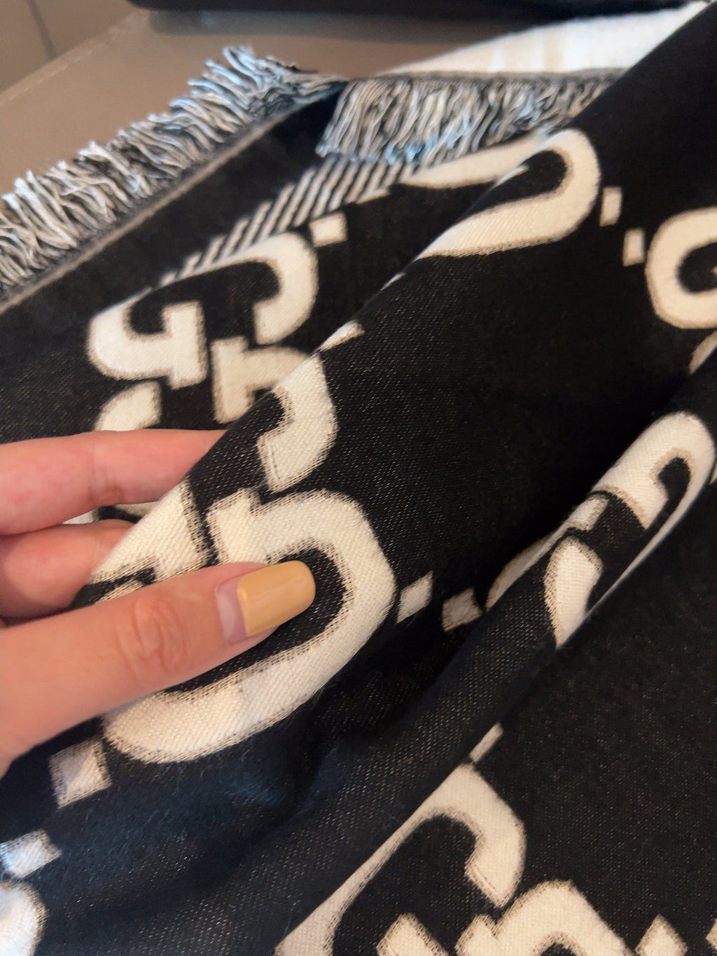 GUCCI SQUARE SCARF 140 CM IN BLACK MIX WHITE SILK CASHMERE  401511