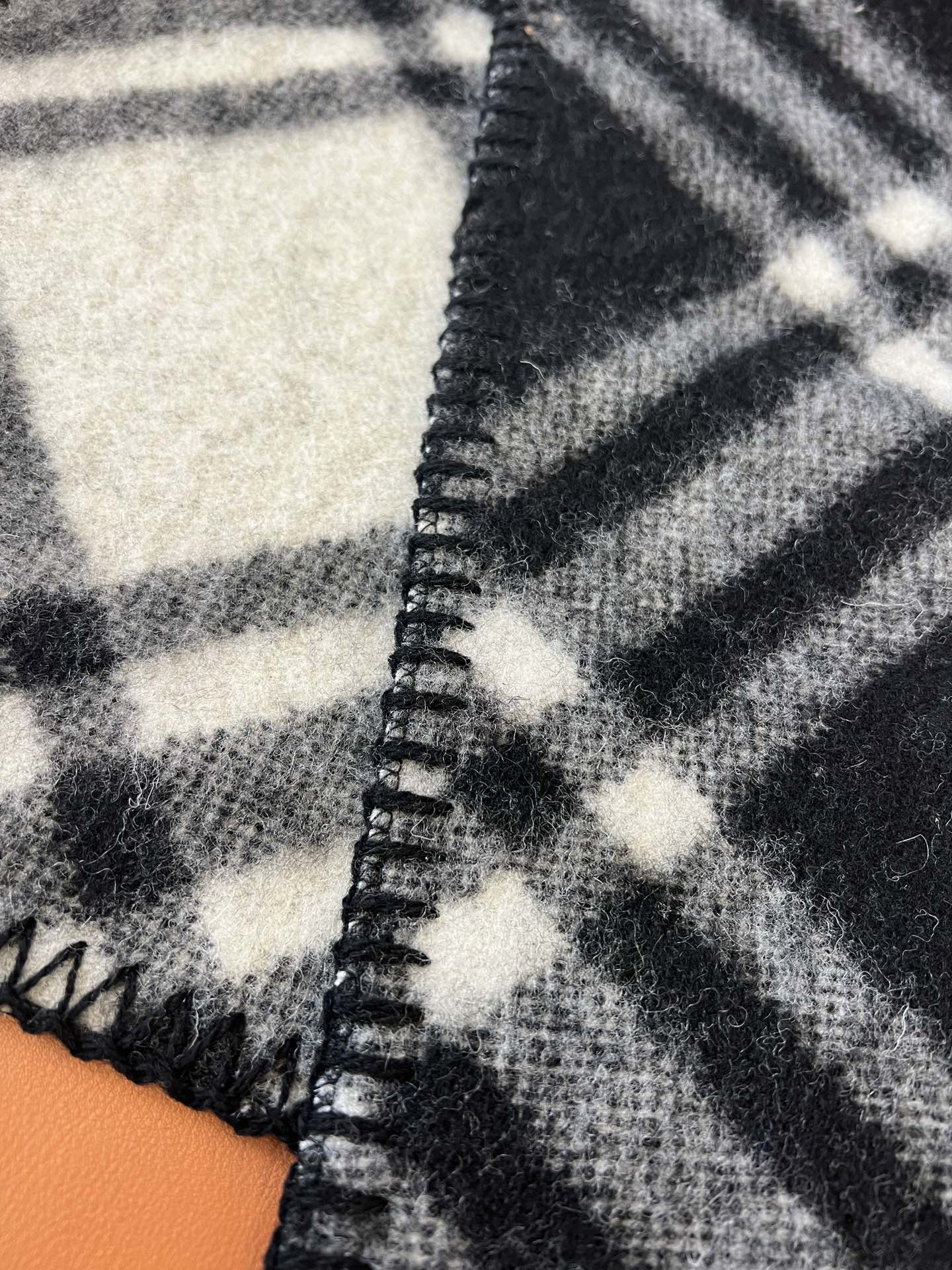 BURBERRY CHECK WOOL 182 CM SCARF BLACK 405055