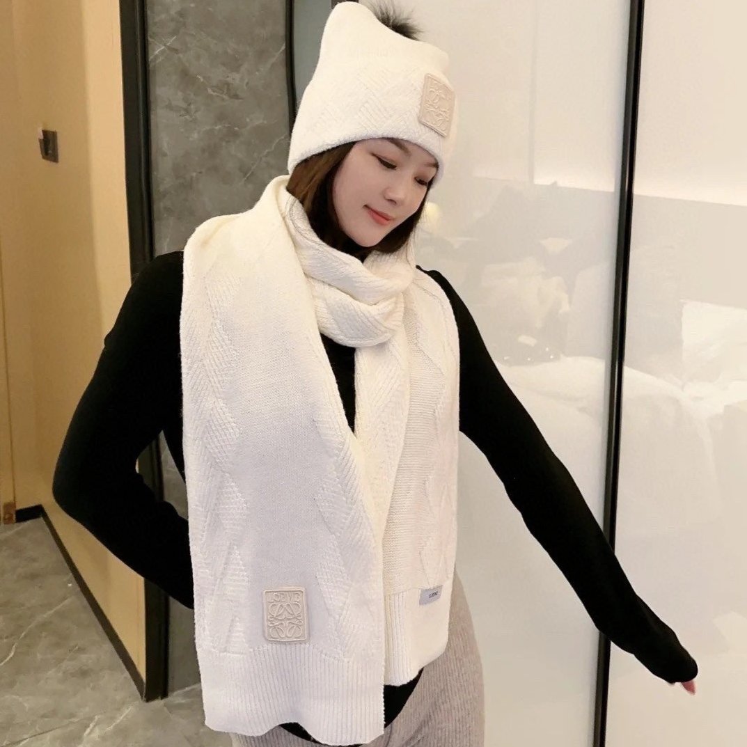 LOEWE CLASSIC HAT & SCARF SET IN WHITE CASHMERE 379251