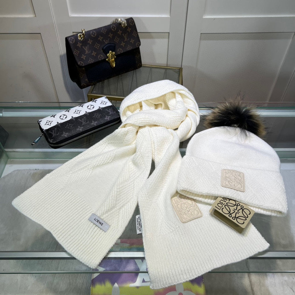 LOEWE CLASSIC HAT & SCARF SET IN WHITE CASHMERE 379251