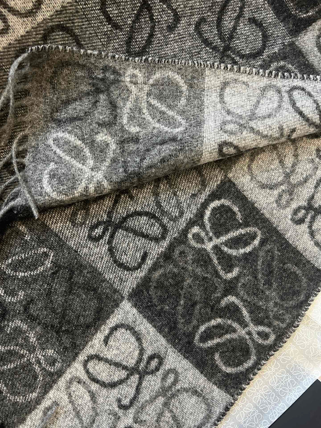 LOEWE SCARF 180 CM IN BLACK MIX WHITE WOOL AND CASHMERE 410097