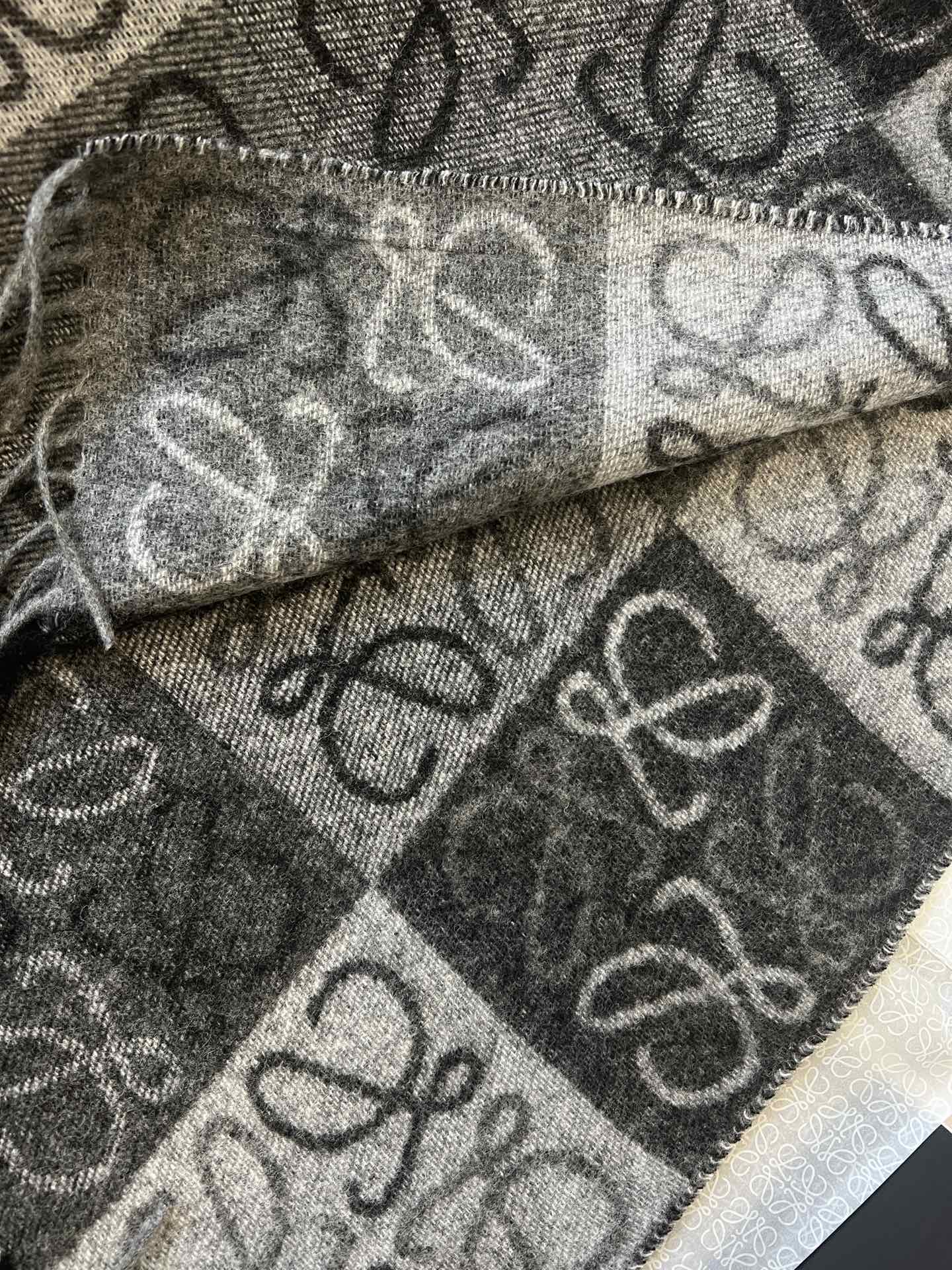 LOEWE SCARF 180 CM IN BLACK MIX WHITE WOOL AND CASHMERE 410097
