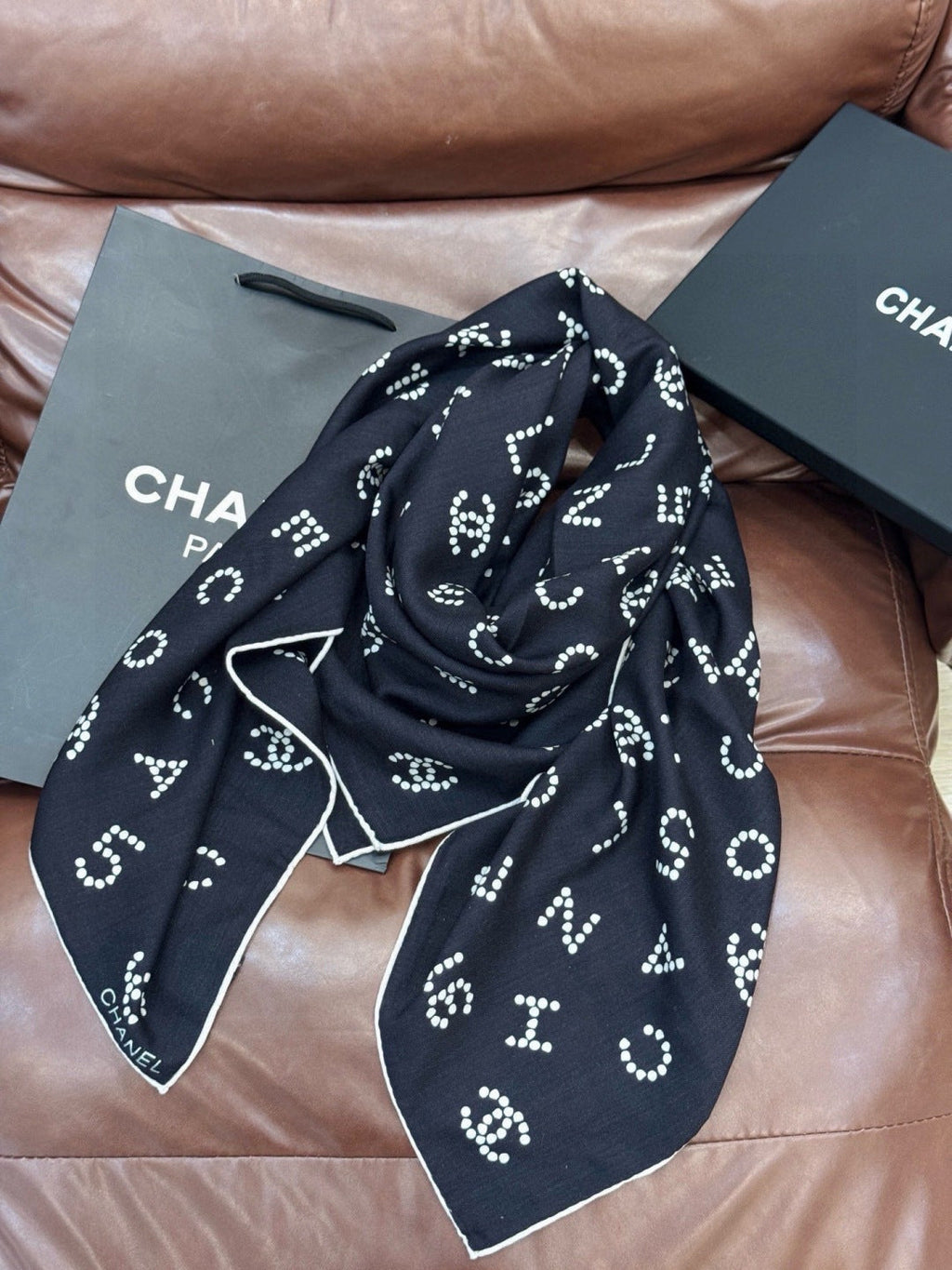 CHANEL 25S SCARF 135 CM IN CASHMERE SILK 943694