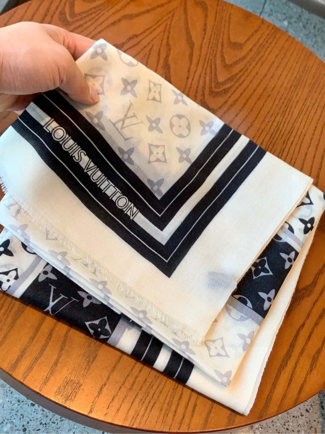 LOUIS VUITTON LV SCARF 200 CM IN CASHMERE 732076