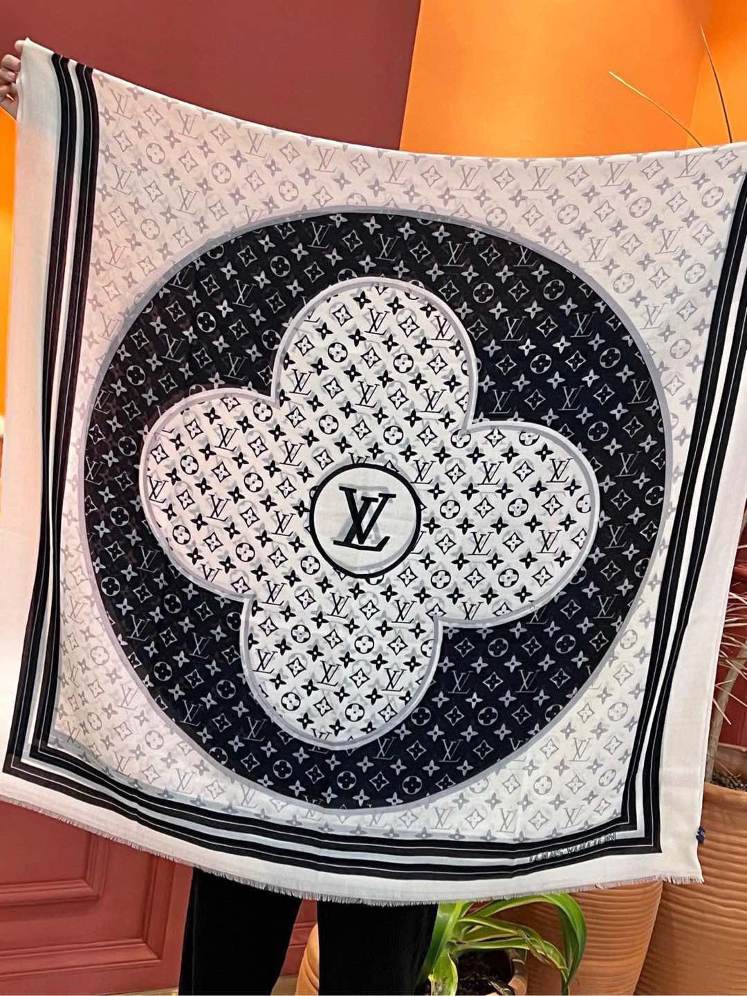 LOUIS VUITTON LV SCARF 200 CM IN CASHMERE 732076