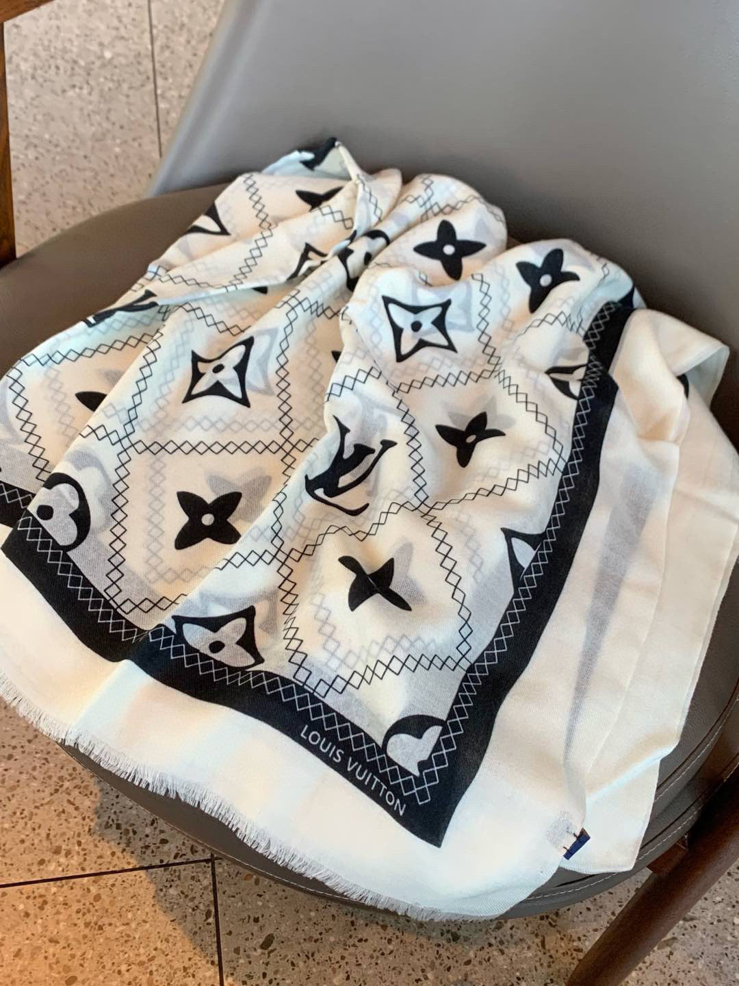 LOUIS VUITTON LV SCARF 200 CM IN CASHMERE 738535