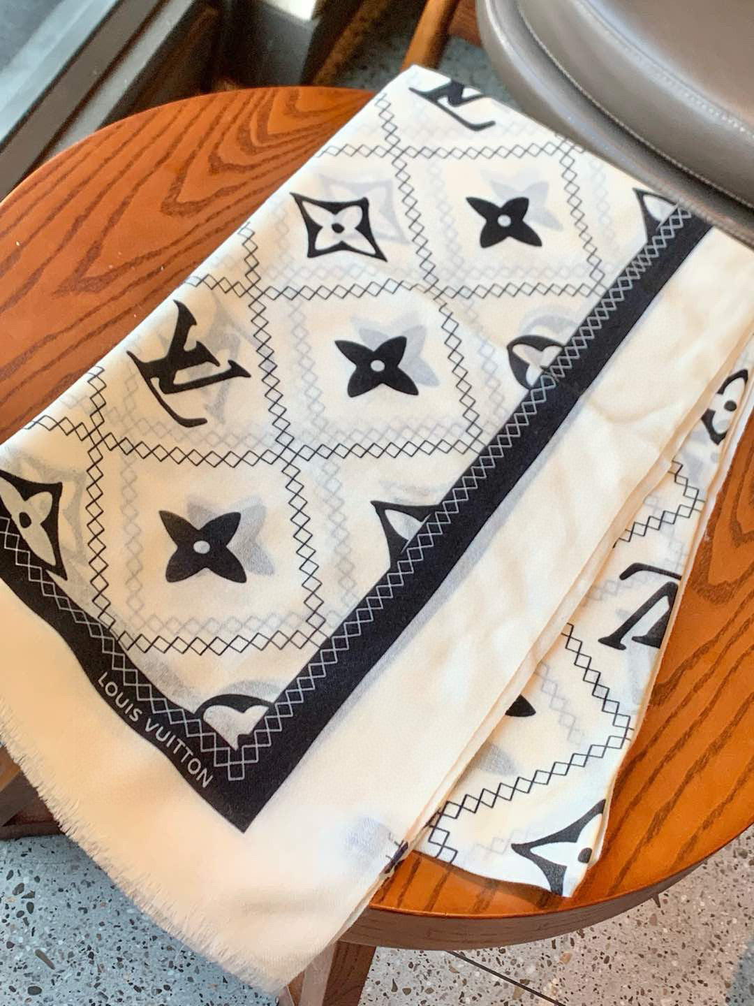 LOUIS VUITTON LV SCARF 200 CM IN CASHMERE 738535