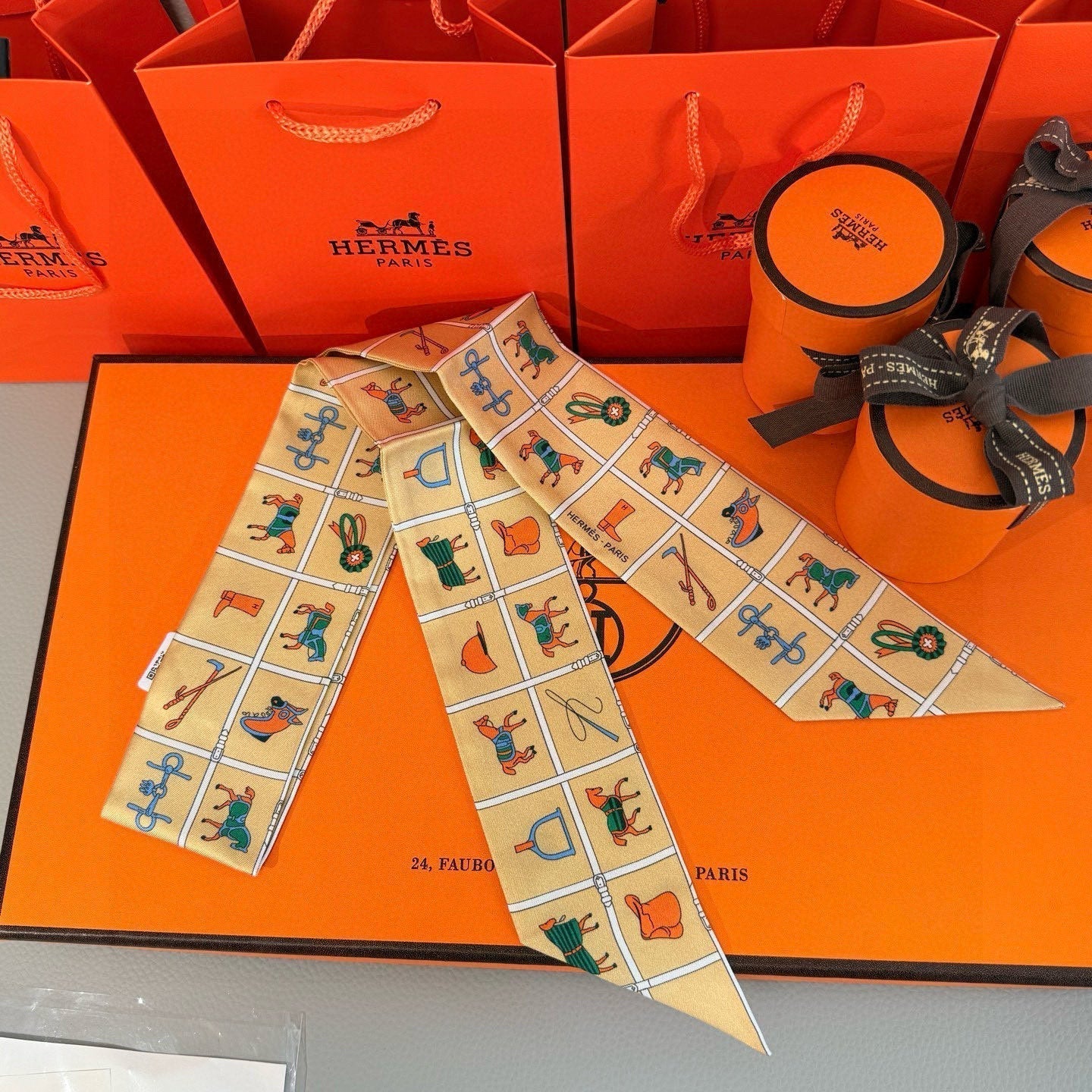 HERMES HERMES 25S SCARF 86 IN SILK 853137