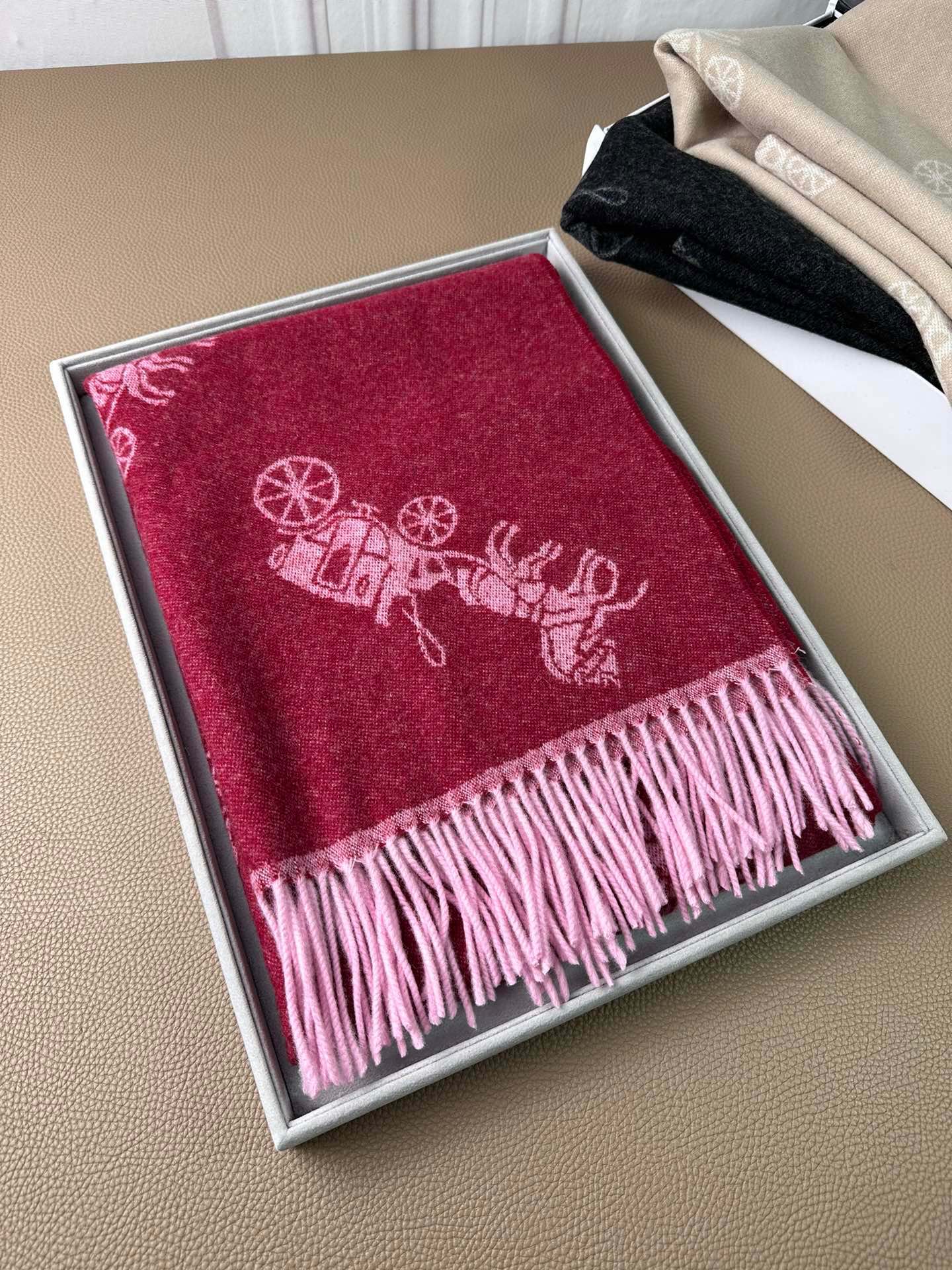 COACH HORSE & CARRIAGE PRINT SCARF 195 CM IN RED PINK 375240