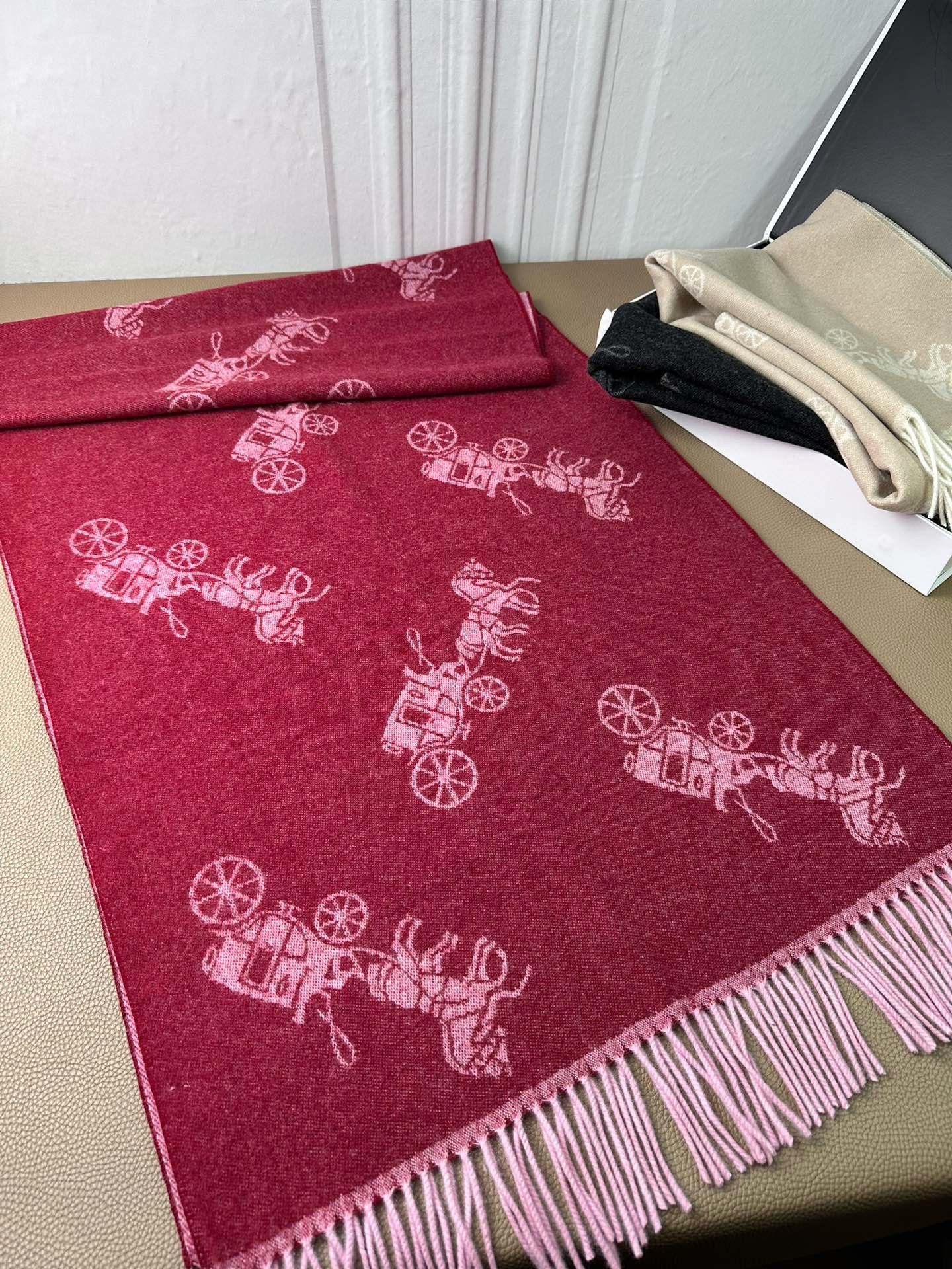 COACH HORSE & CARRIAGE PRINT SCARF 195 CM IN RED PINK 375240