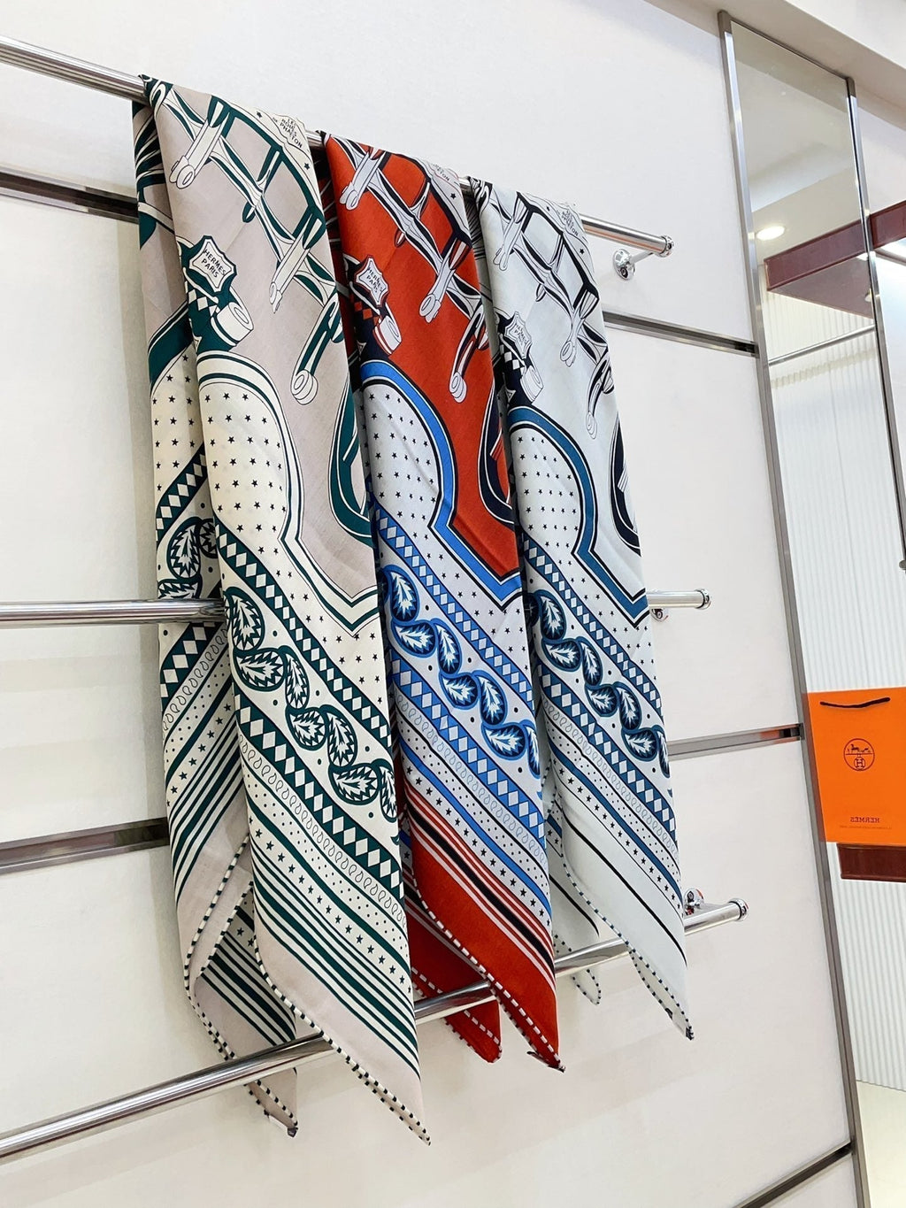 HERMES LES ROUES DE PHAETON BANDANA SHAWL 140 CM COLORFUL 385446