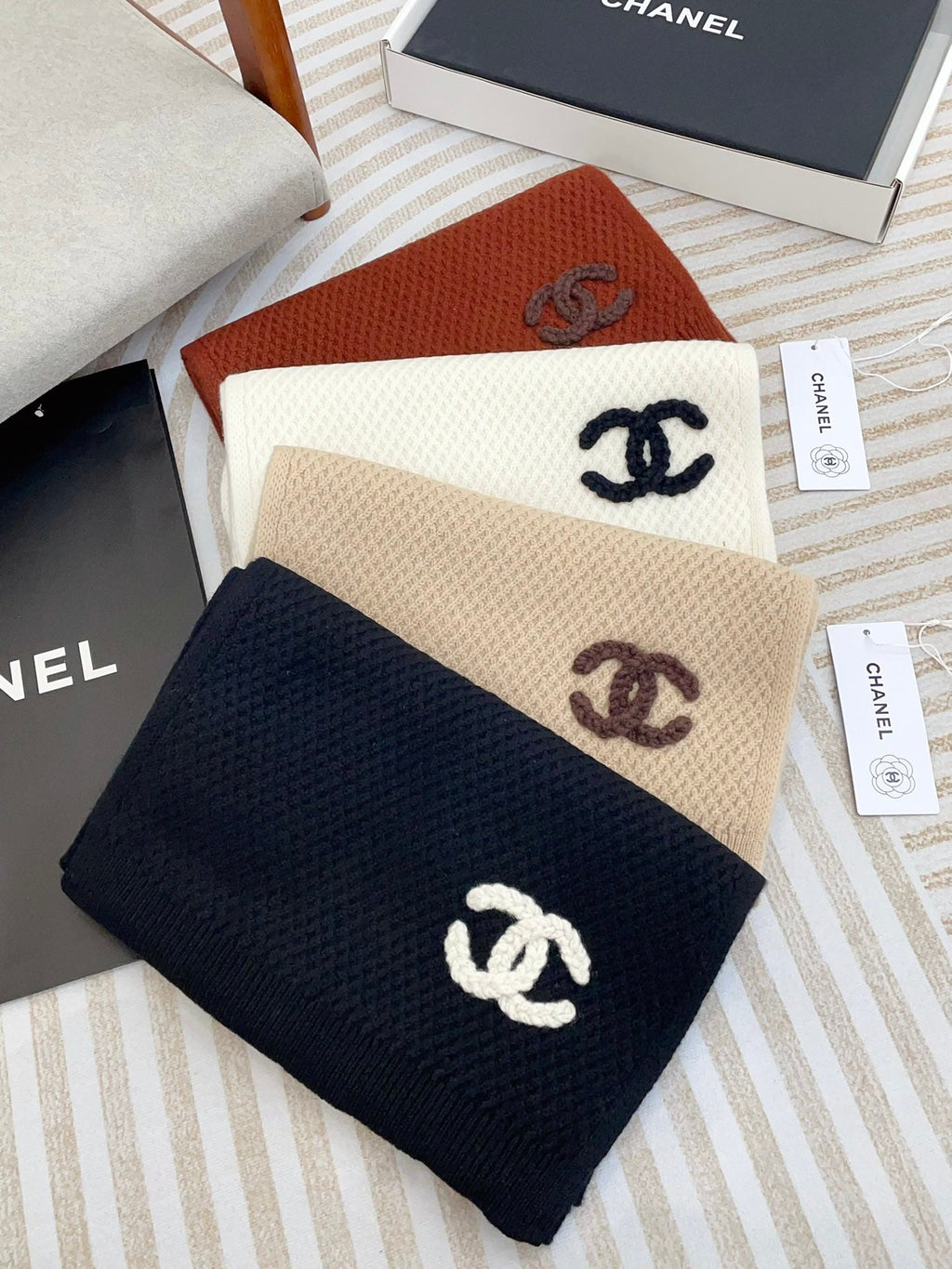 CHANEL SCARF 190 CM IN WHITE CASHMERE 393183