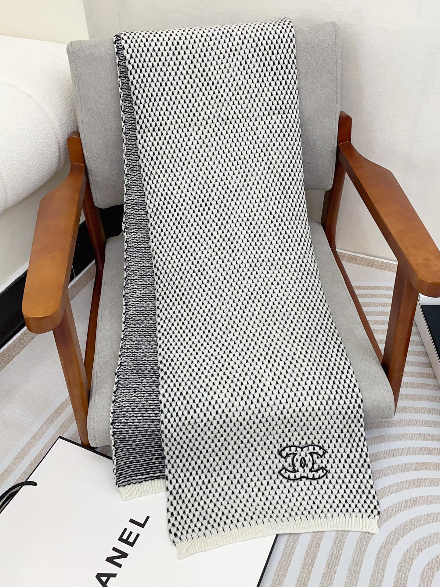 CHANEL SCARF 180 CM IN WHITE MIX BLACK CASHMERE  394592