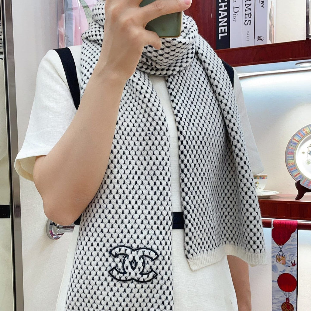 CHANEL SCARF 180 CM IN WHITE MIX BLACK CASHMERE  394592
