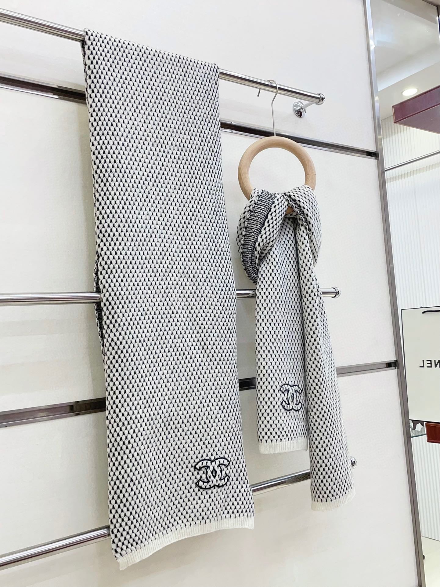 CHANEL SCARF 180 CM IN WHITE MIX BLACK CASHMERE  394592