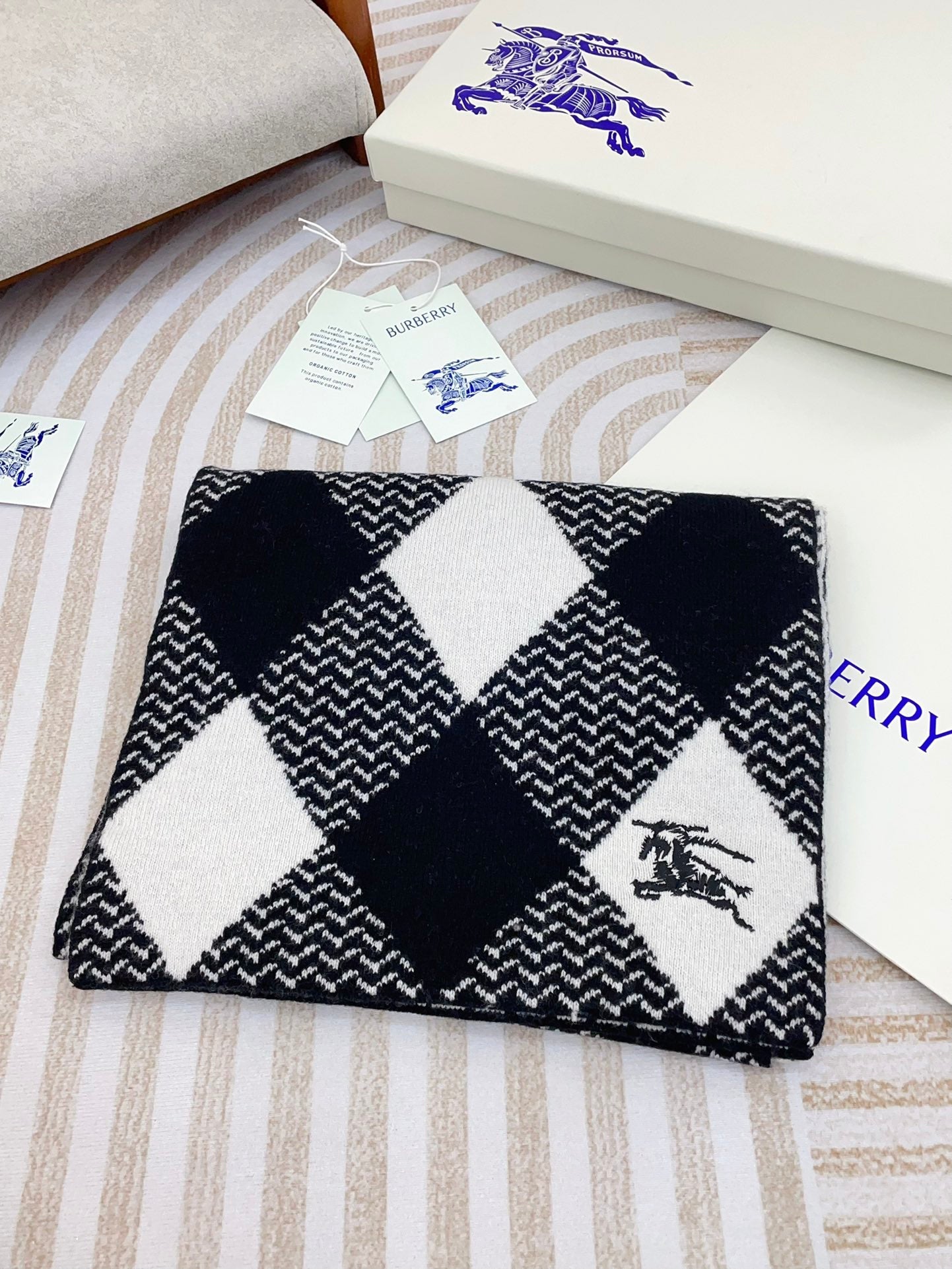 BURBERRY ARGYLE WOOL SCARF 190 CM BLACK MIX WHITE 394596