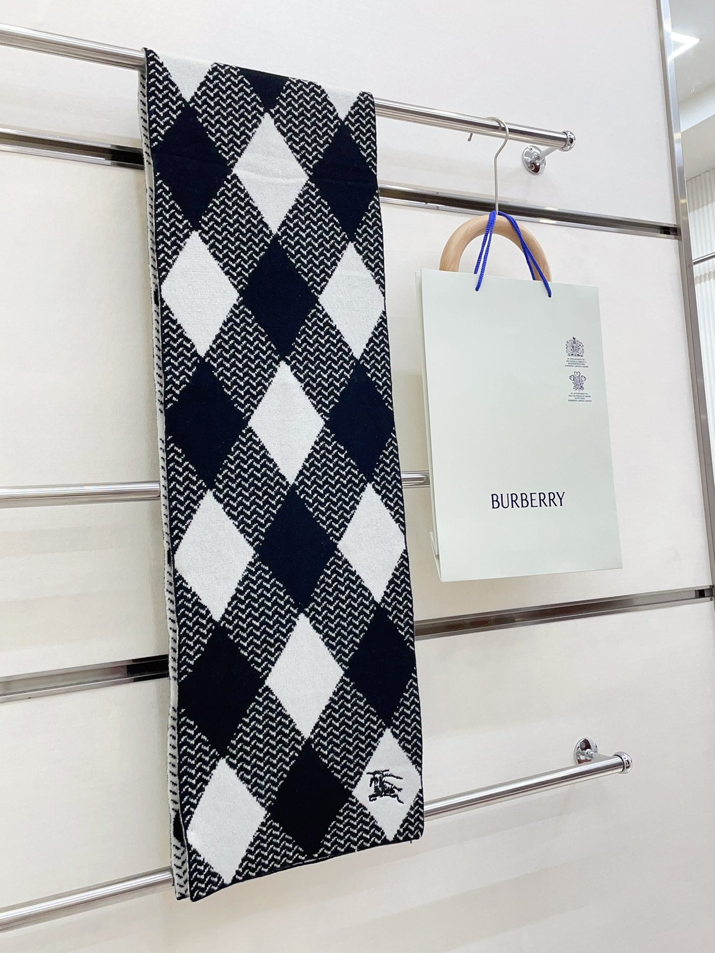 BURBERRY ARGYLE WOOL SCARF 190 CM BLACK MIX WHITE 394596