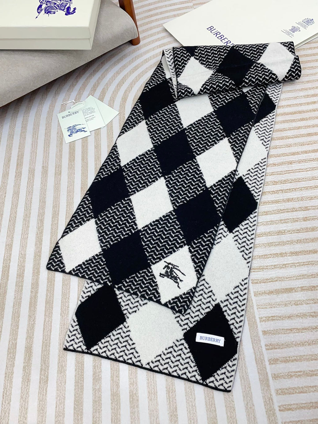 BURBERRY ARGYLE WOOL SCARF 190 CM BLACK MIX WHITE 394596