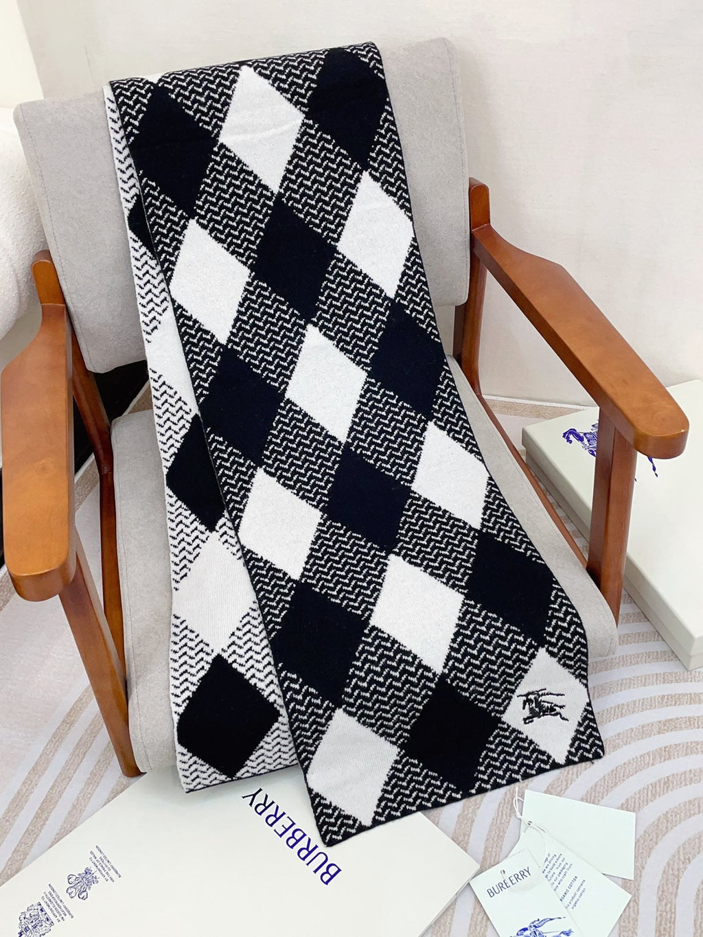 BURBERRY ARGYLE WOOL SCARF 190 CM BLACK MIX WHITE 394596
