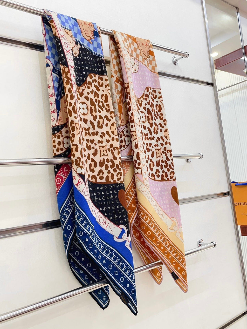 LOUIS VUITTON FELINE DUO 140 CM SQUARE SILK SCARF COLORFUL 398282