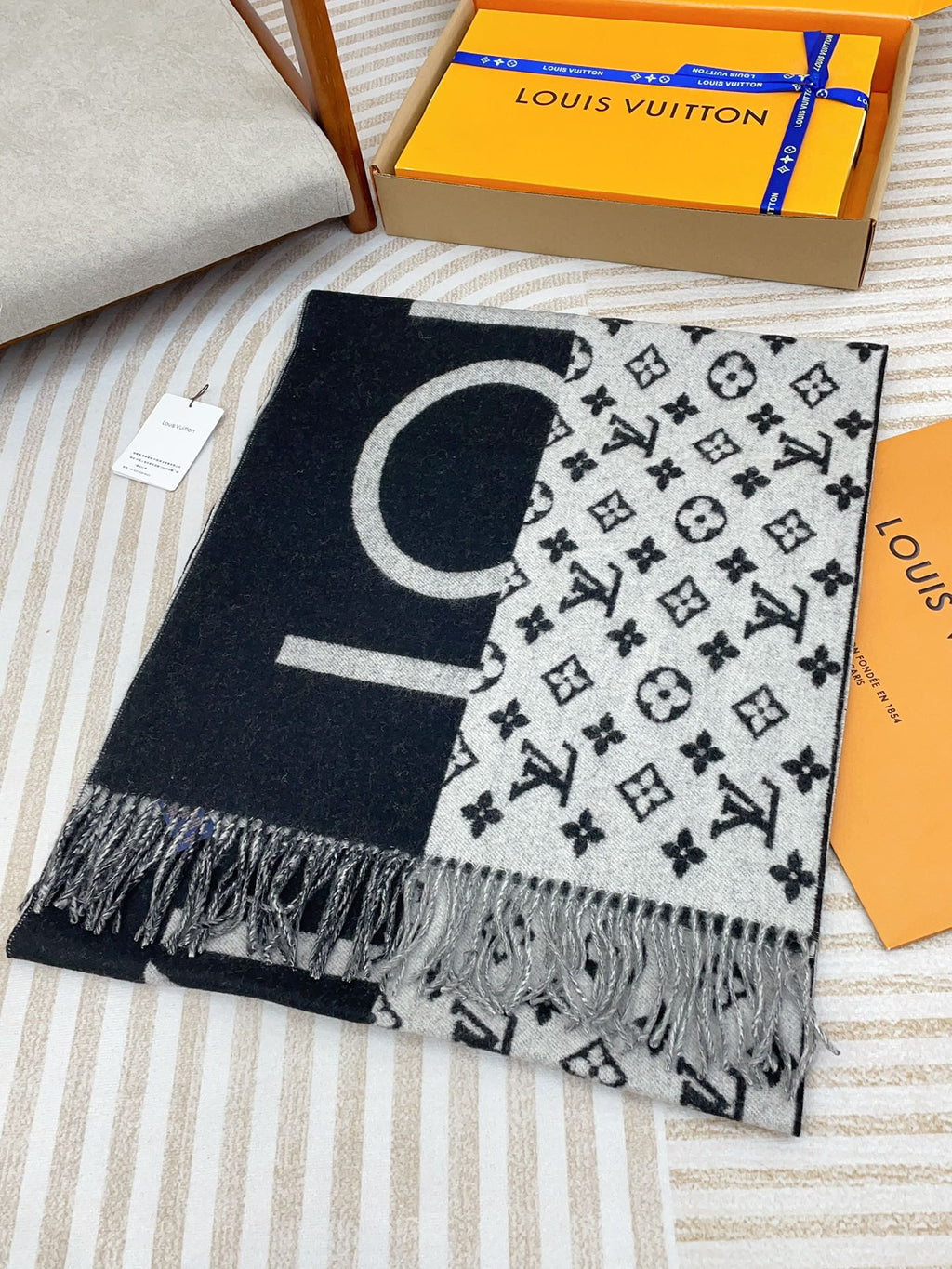 LOUIS VUITTON MONOGRAM SCARF 210 CM IN BLACK MIX WHITE CASHMERE 398283