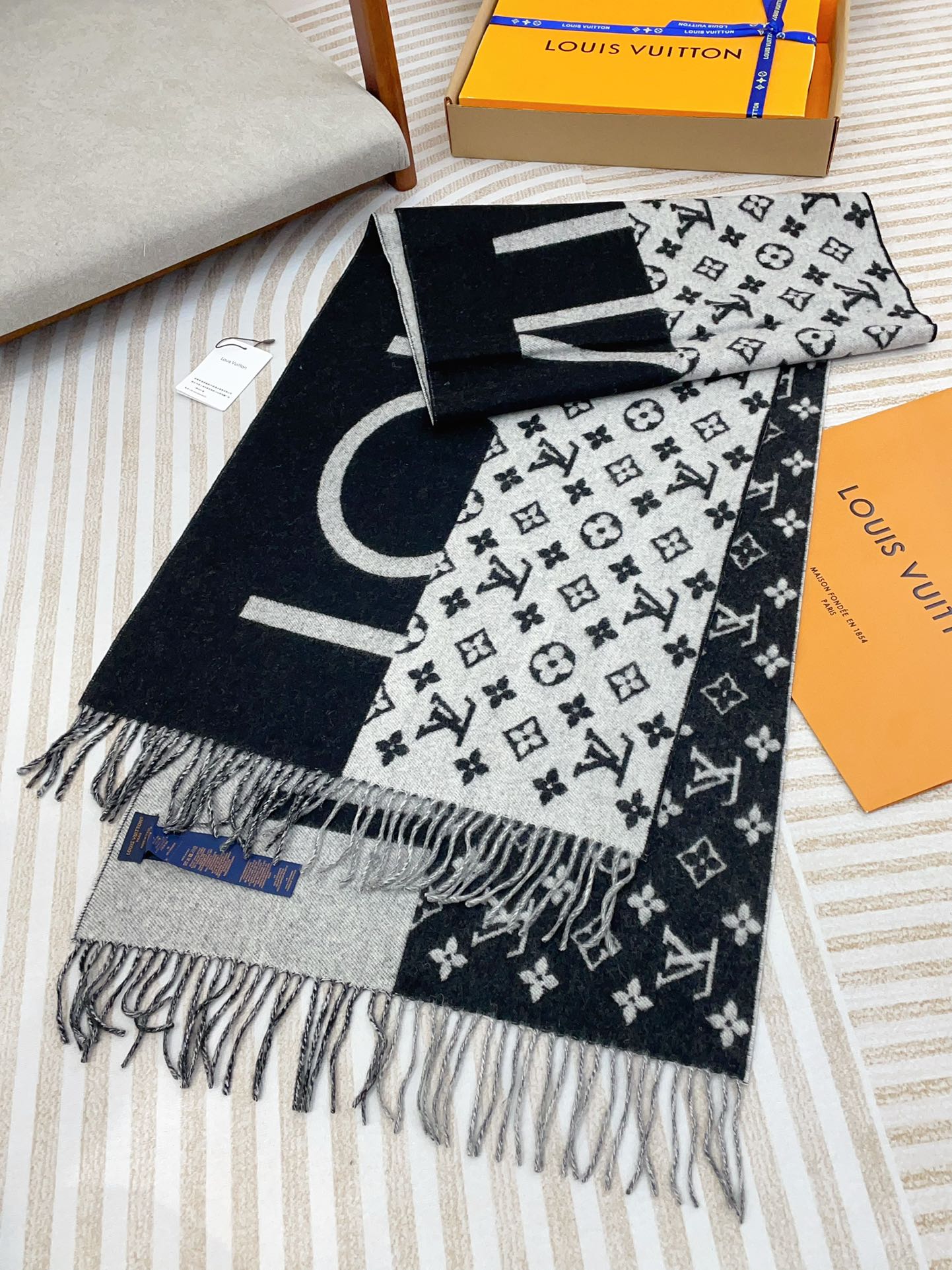 LOUIS VUITTON MONOGRAM SCARF 210 CM IN BLACK MIX WHITE CASHMERE 398283