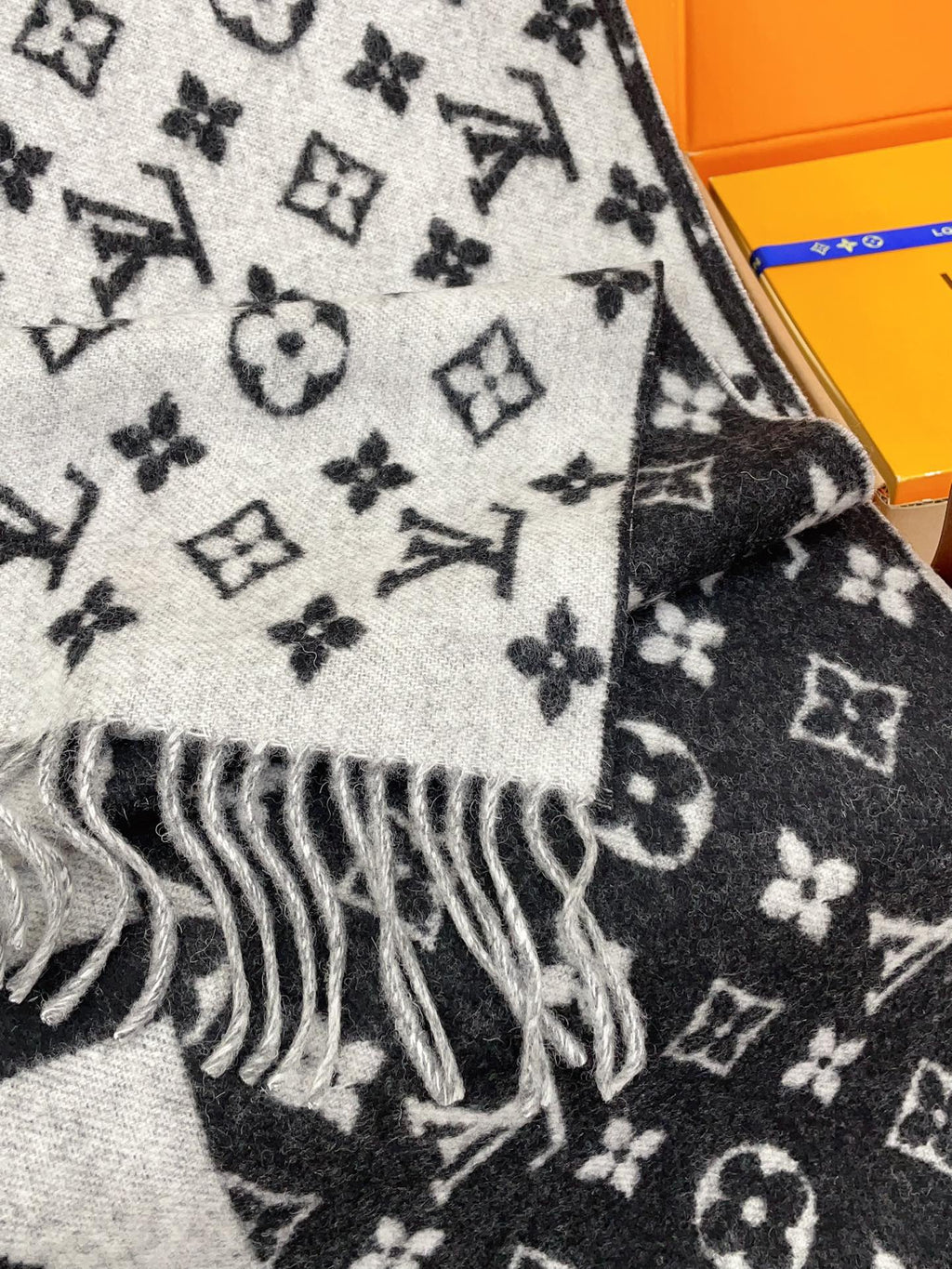 LOUIS VUITTON MONOGRAM SCARF 210 CM IN BLACK MIX WHITE CASHMERE 398283