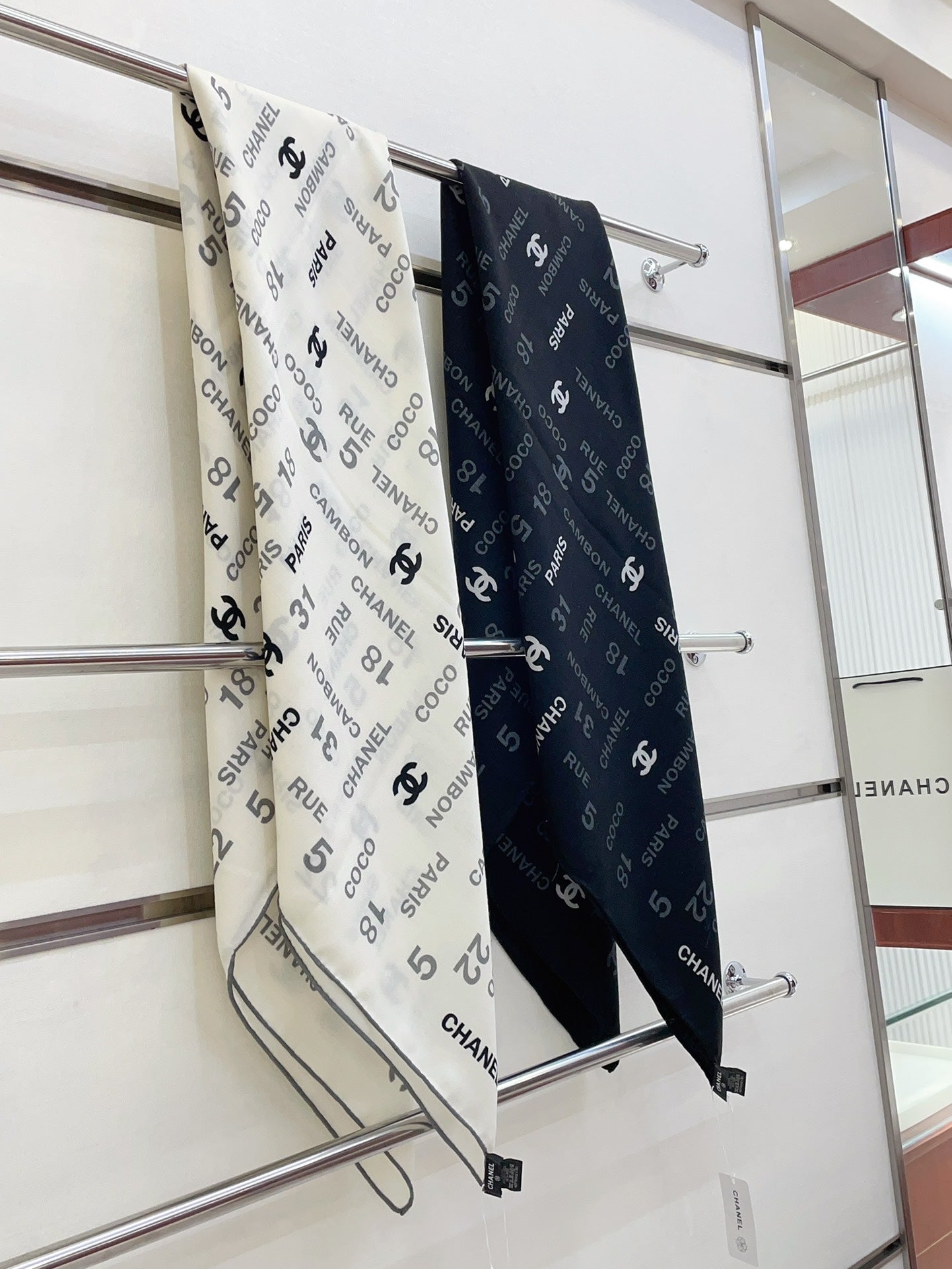 CHANEL SQUARE SCARF 140 CM IN WHITE MONOGRAM CASHMERE 401158