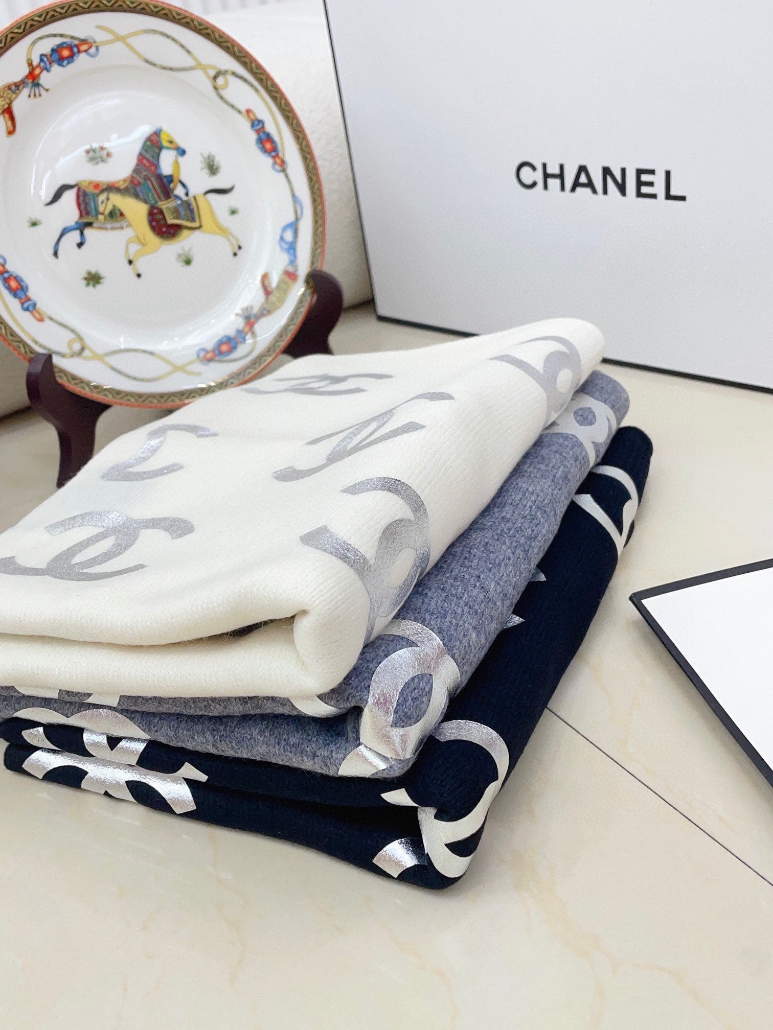 CHANEL SCARF 190 CM IN COOL GRAY CASHMERE WITH SILVER LOGO 401170