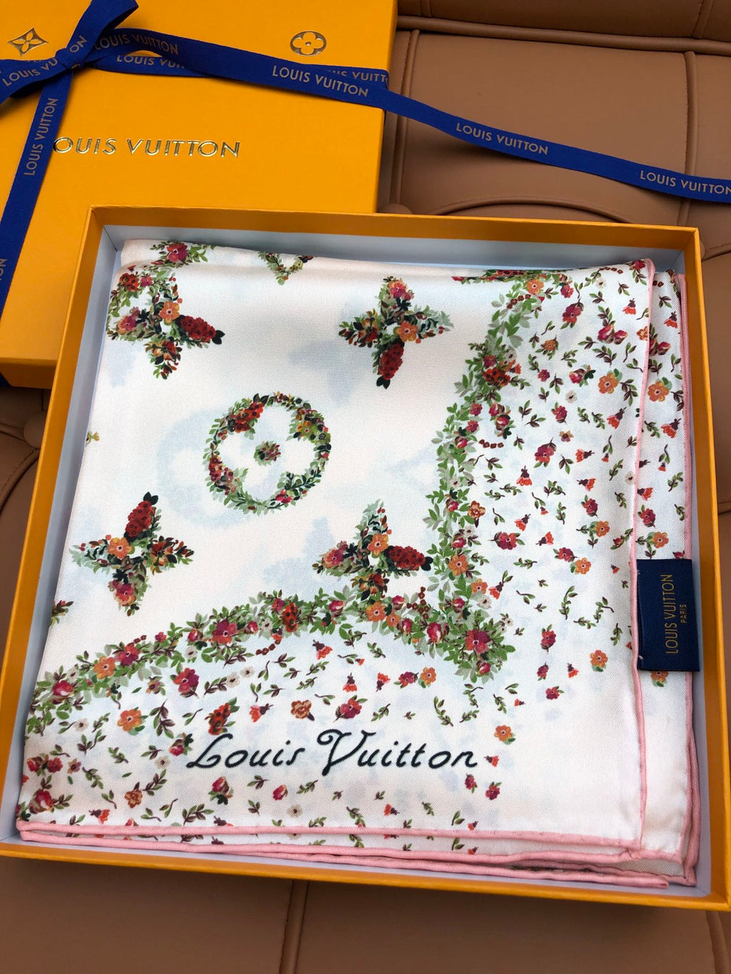LOUIS VUITTON LV SCARF 90 CM IN SILK 704581