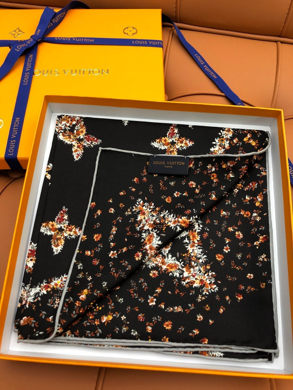 LOUIS VUITTON LV SCARF 90 CM IN SILK 704582