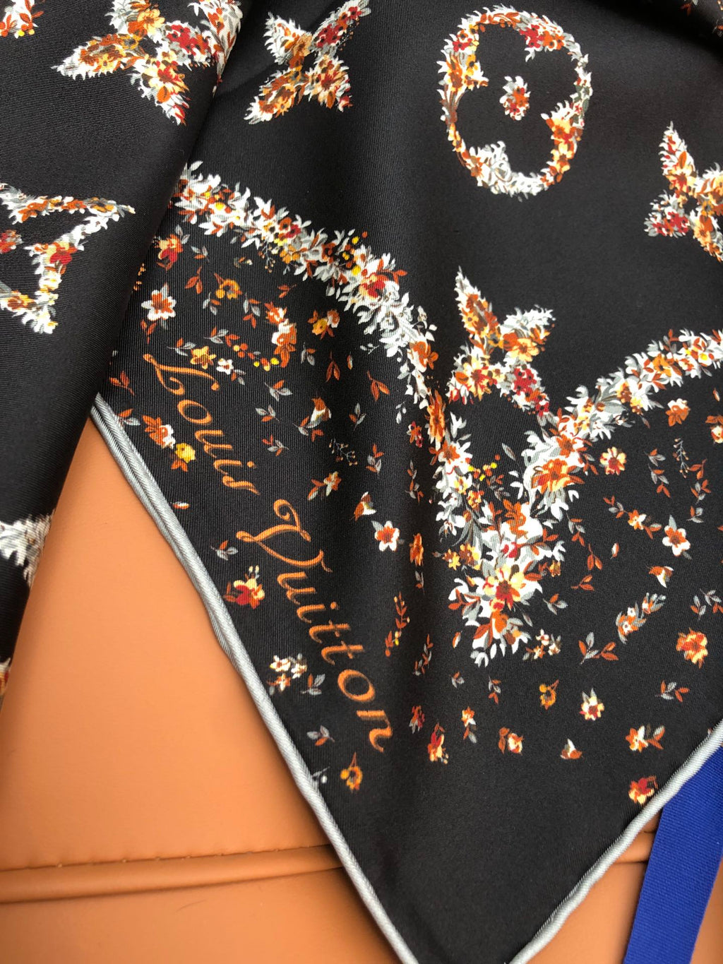 LOUIS VUITTON LV SCARF 90 CM IN SILK 704582