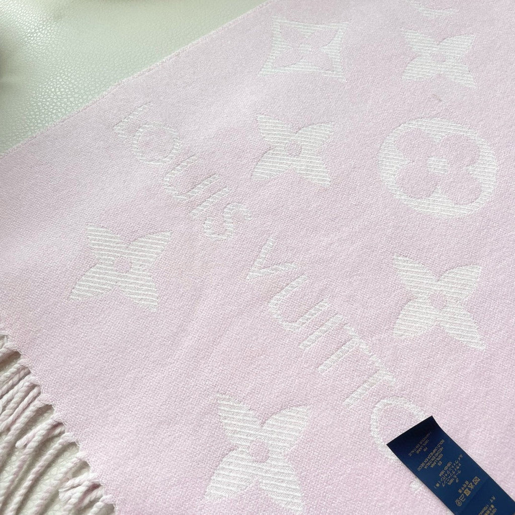 LOUIS VUITTON ESSENTIAL SCARF 186 CM IN LIGHT PINK WOOL 399778