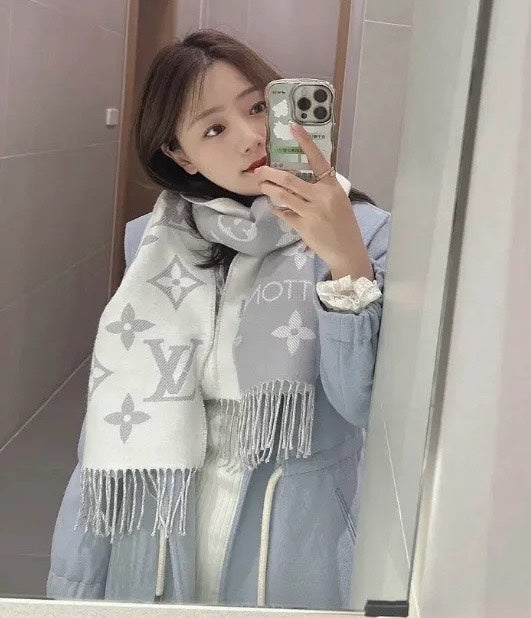 LOUIS VUITTON ESSENTIAL SCARF 186 CM IN LIGHT GRAY WOOL 399774