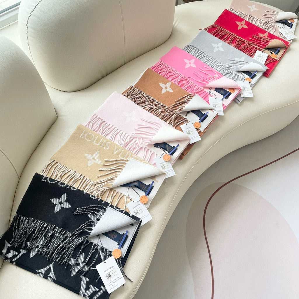 LOUIS VUITTON ESSENTIAL SCARF 186 CM IN BLACK WOOL 399773