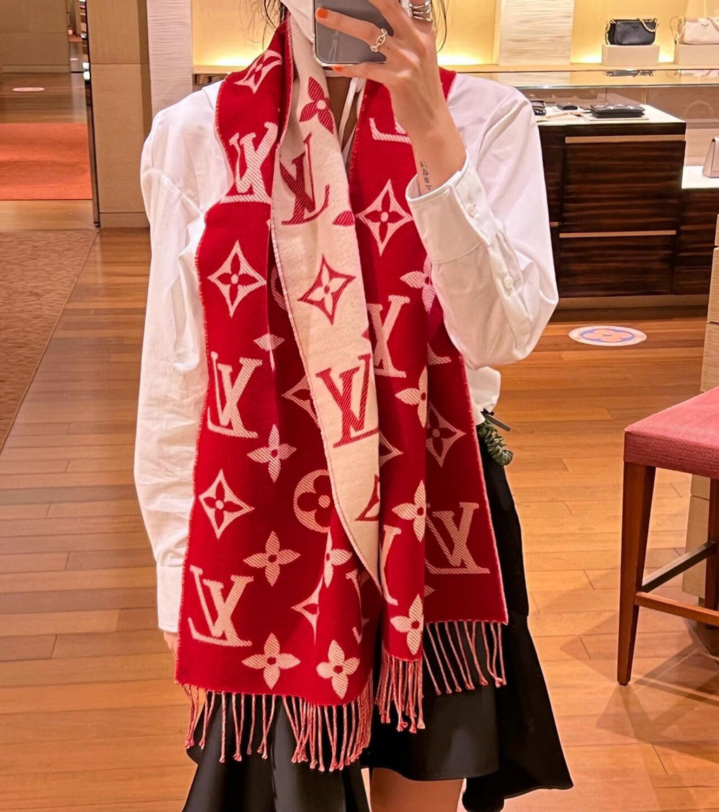 LOUIS VUITTON ESSENTIAL SCARF 186 CM IN CHERRY RED WOOL 399772