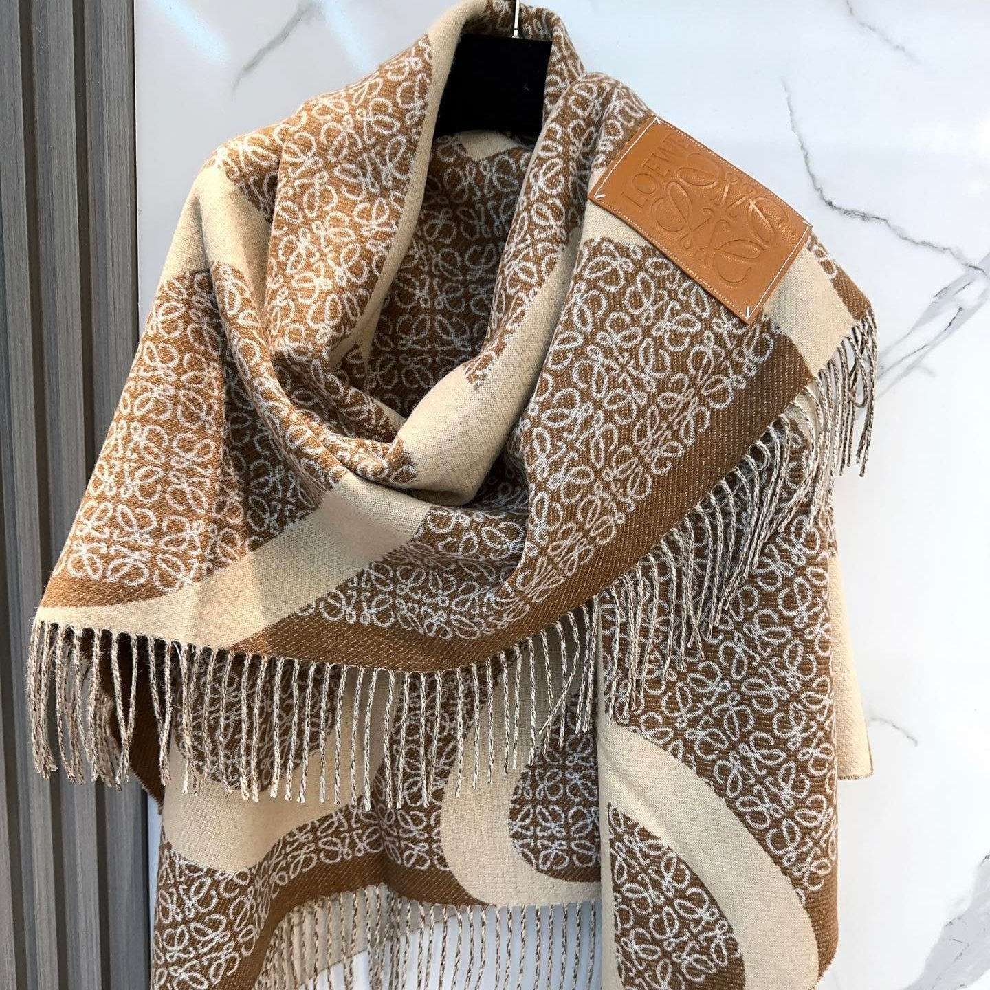 LOEWE ANAGRAM WOOL JACQUARD BLANKET SHAWL 140 CM CAMEL BEIGE 413661