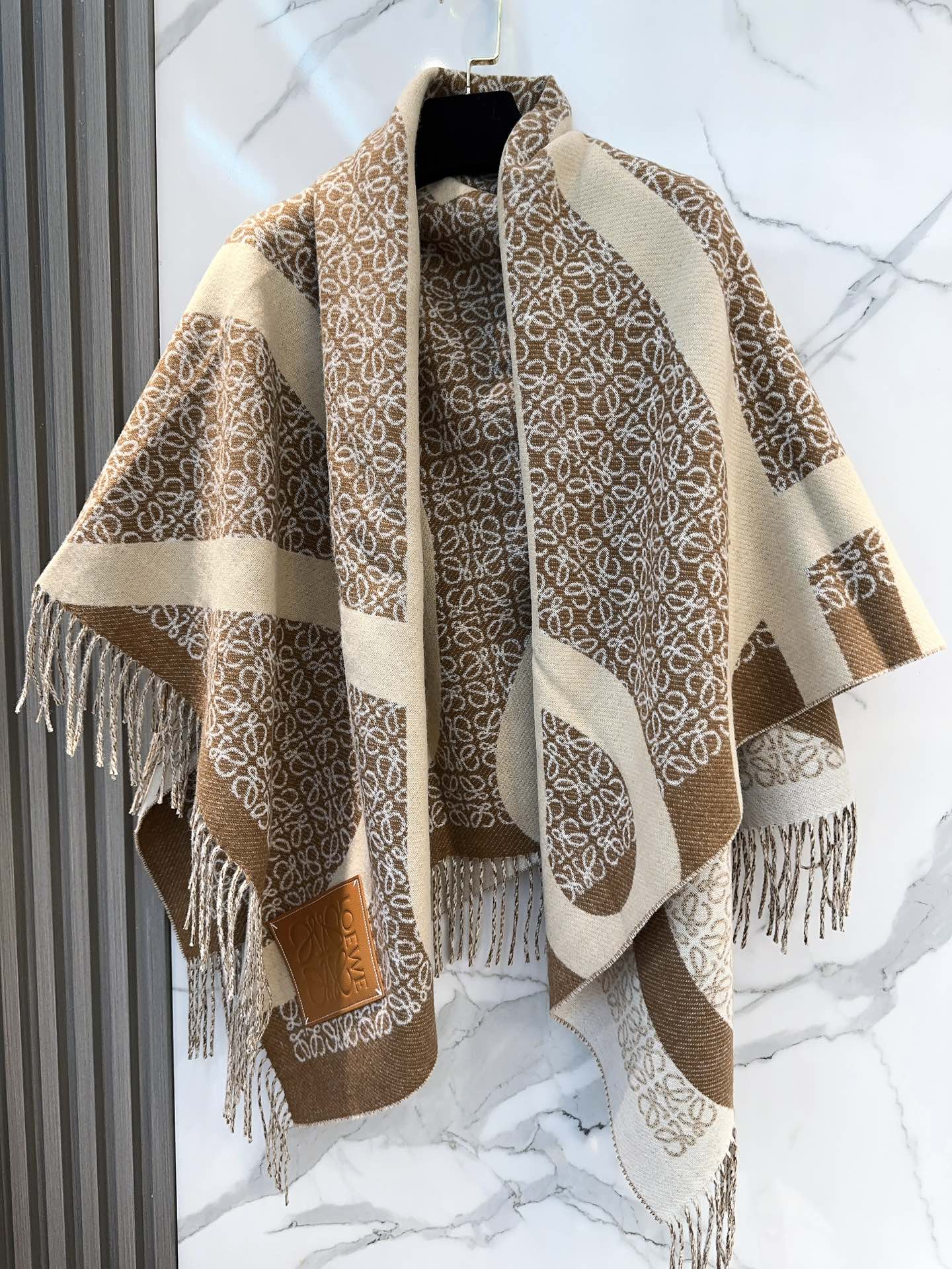 LOEWE ANAGRAM WOOL JACQUARD BLANKET SHAWL 140 CM CAMEL BEIGE 413661