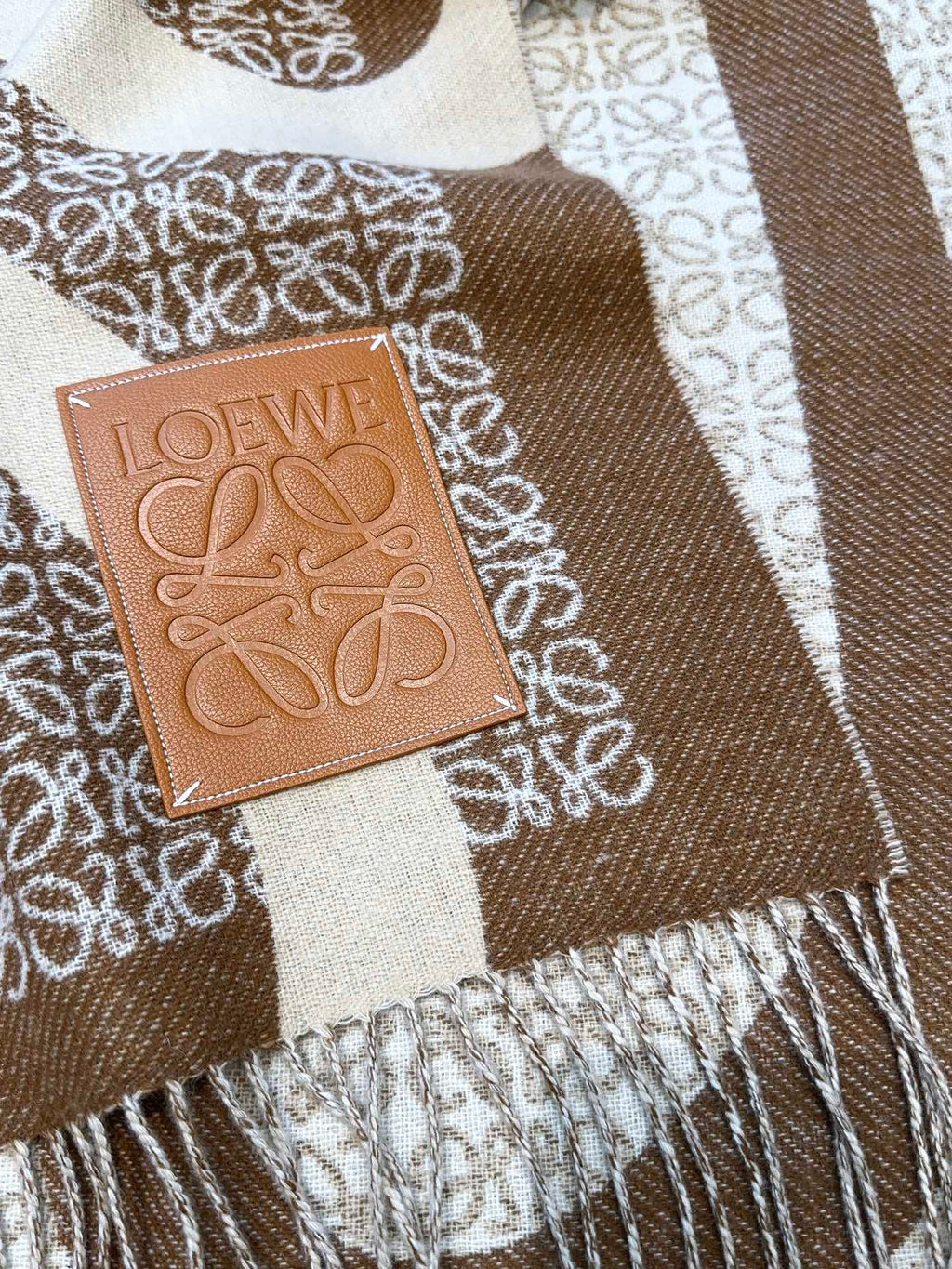 LOEWE ANAGRAM WOOL JACQUARD BLANKET SHAWL 140 CM CAMEL BEIGE 413661
