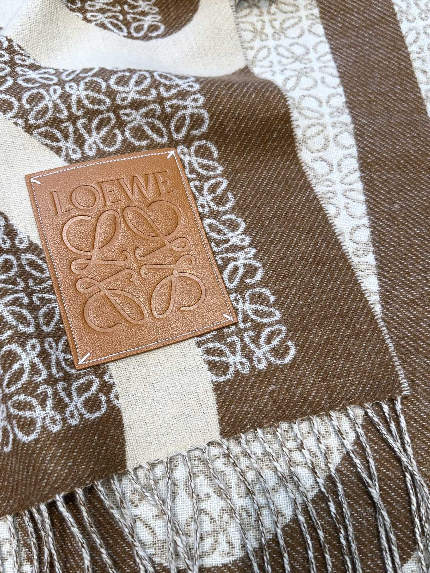 LOEWE ANAGRAM WOOL JACQUARD BLANKET SHAWL 140 CM CAMEL BEIGE 413661