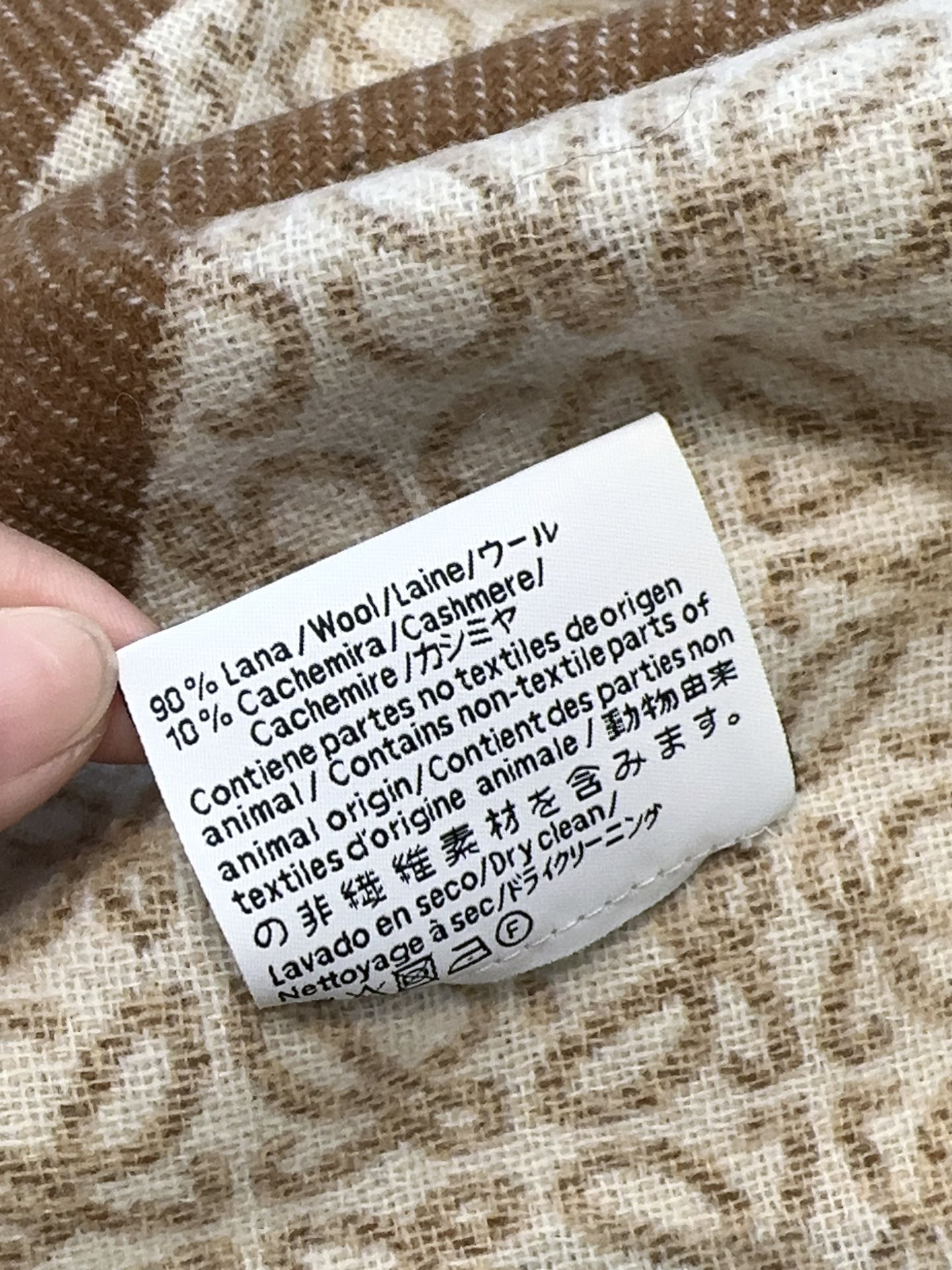 LOEWE ANAGRAM WOOL JACQUARD BLANKET SHAWL 140 CM CAMEL BEIGE 413661