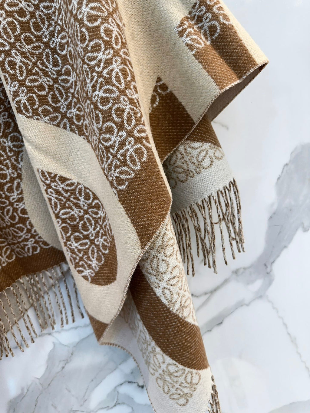 LOEWE ANAGRAM WOOL JACQUARD BLANKET SHAWL 140 CM CAMEL BEIGE 413661