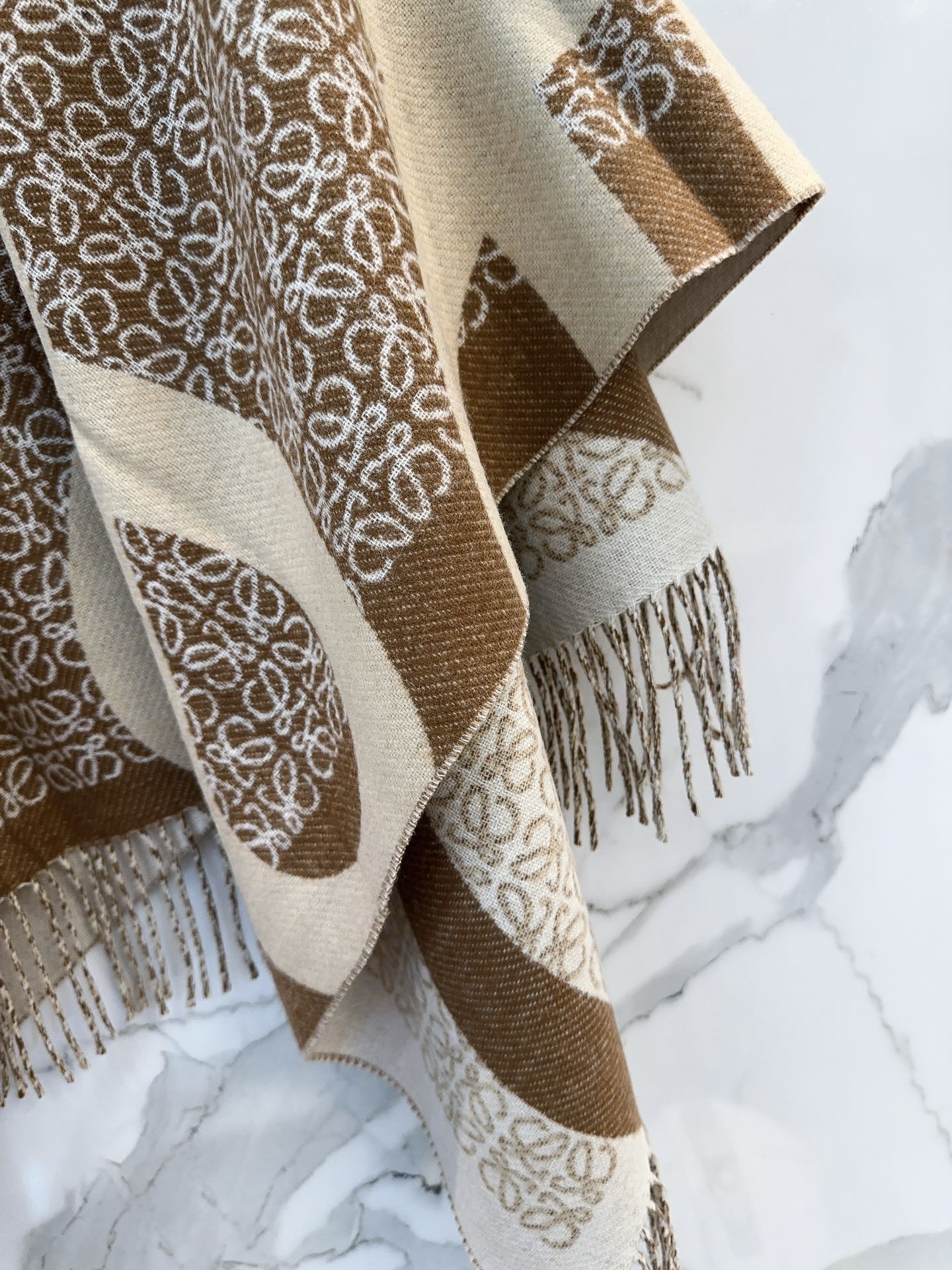 LOEWE ANAGRAM WOOL JACQUARD BLANKET SHAWL 140 CM CAMEL BEIGE 413661