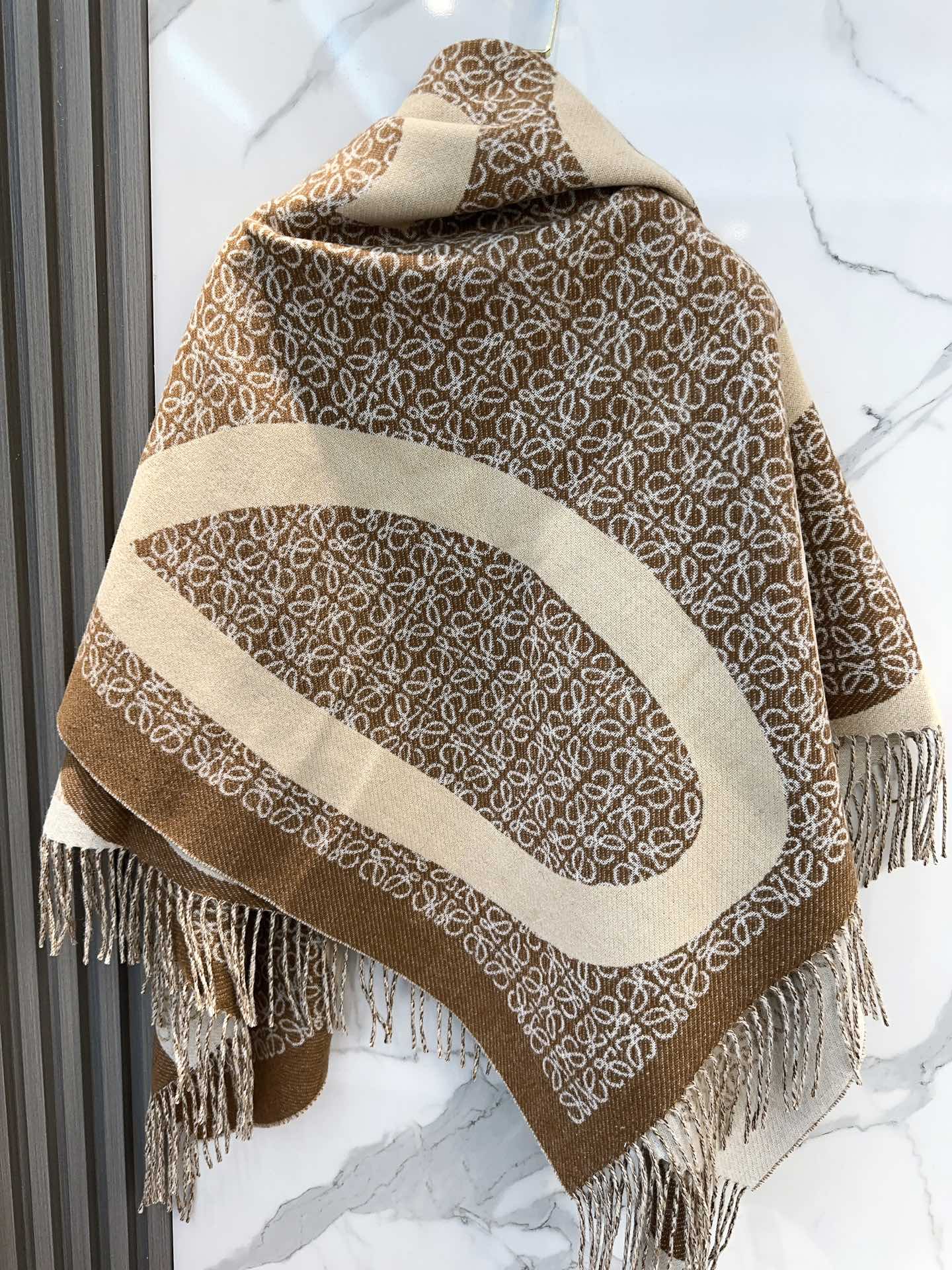 LOEWE ANAGRAM WOOL JACQUARD BLANKET SHAWL 140 CM CAMEL BEIGE 413661