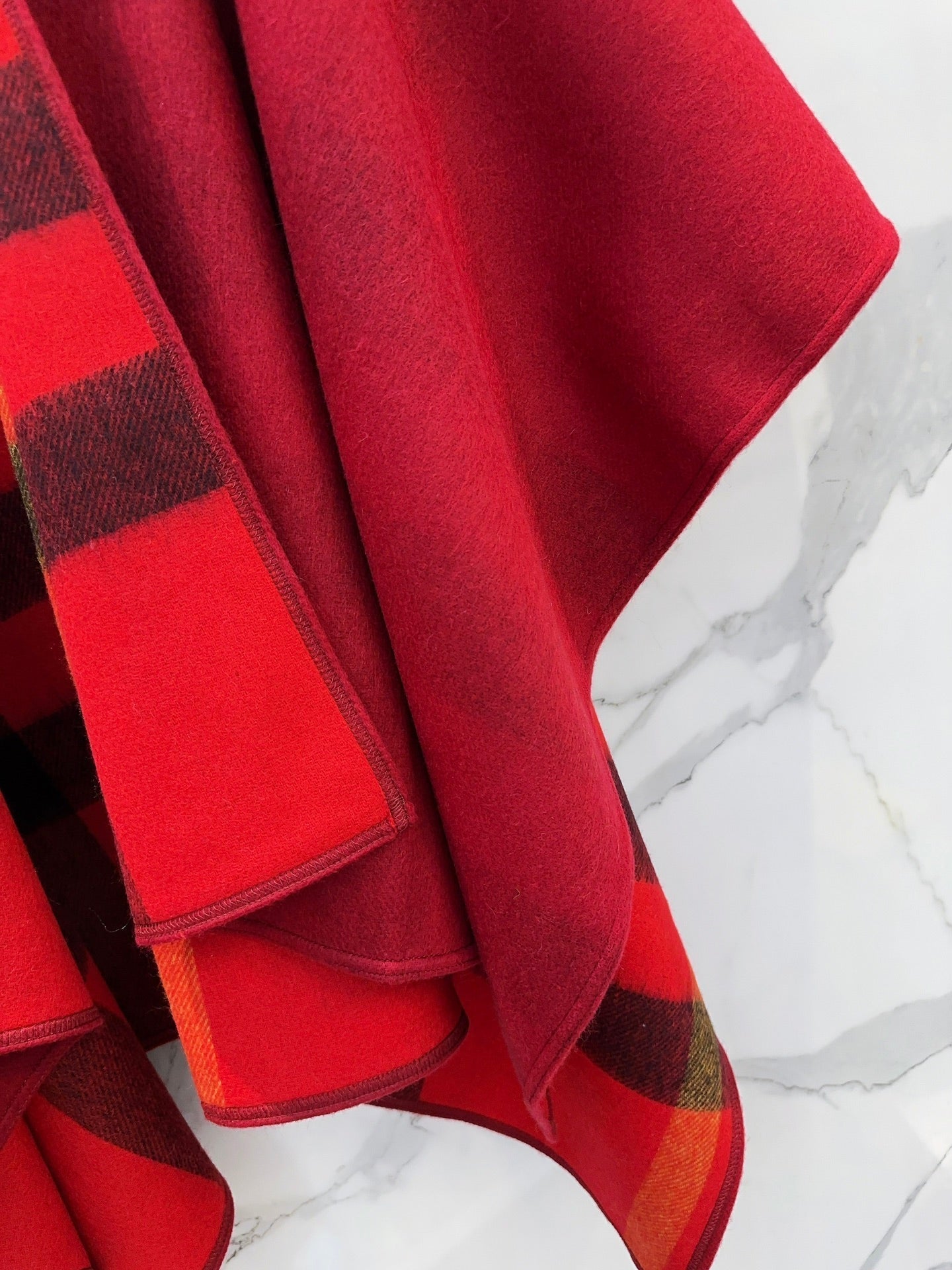 BURBERRY REVERSIBLE CHECK CASHMERE CAPE CHERRY RED AND BLACK 410134
