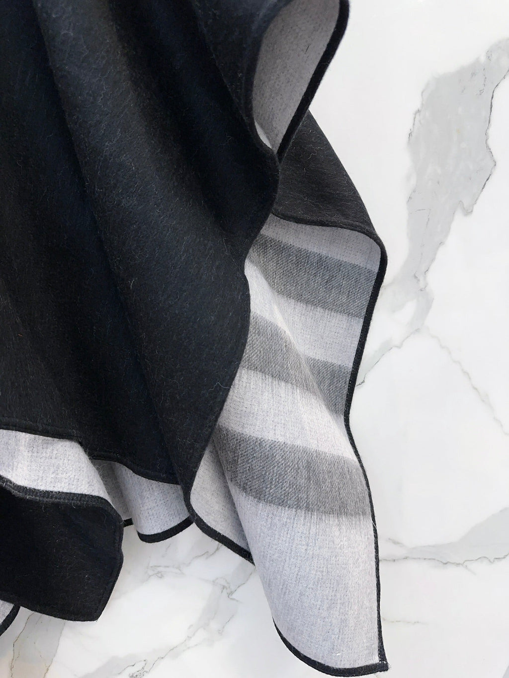 BURBERRY REVERSIBLE CHECK CASHMERE CAPE BLACK AND LIGHT GRAY 410135