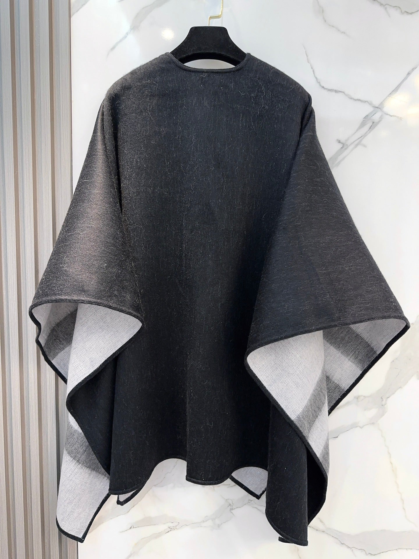 BURBERRY REVERSIBLE CHECK CASHMERE CAPE BLACK AND LIGHT GRAY 410135
