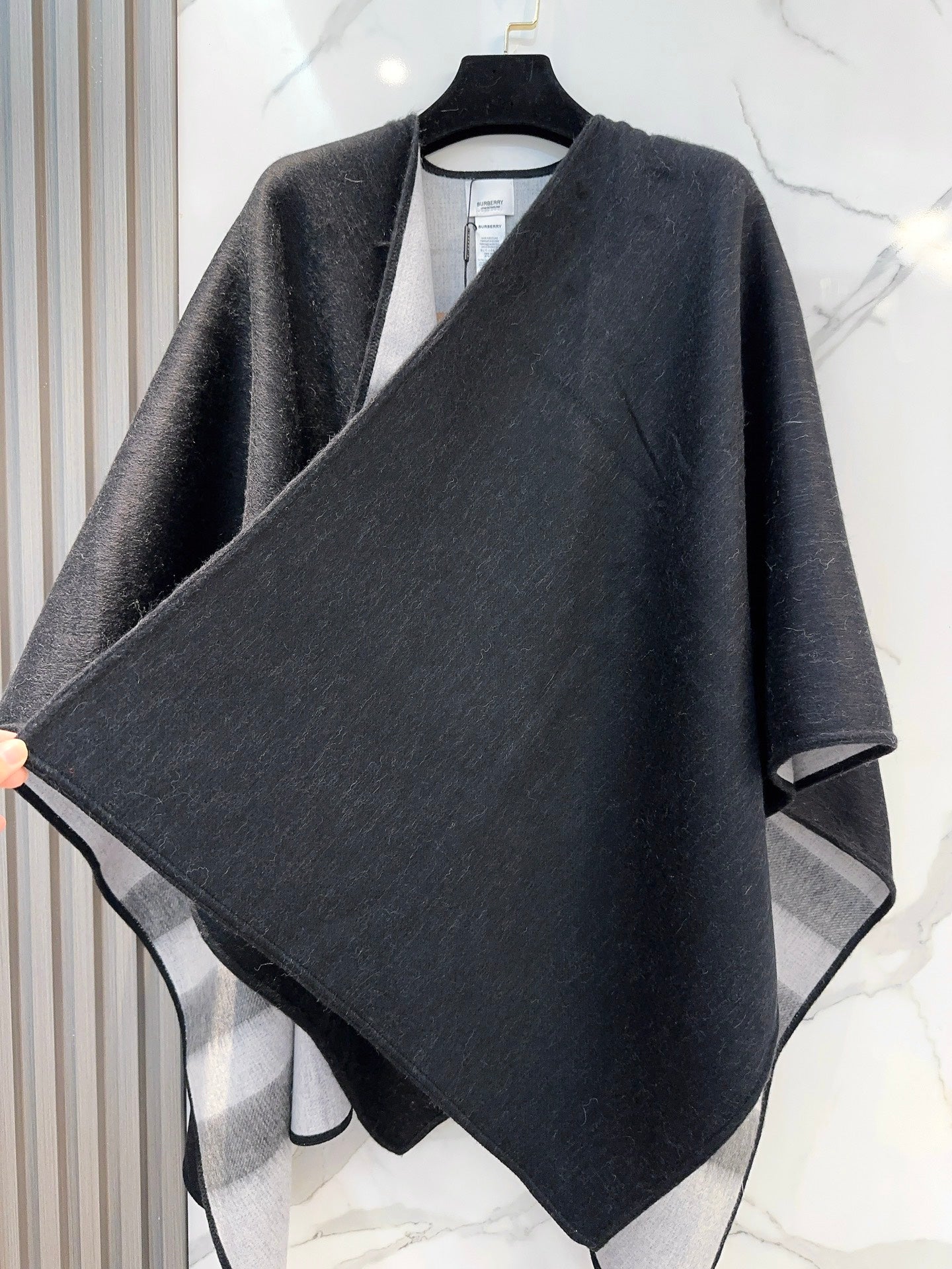 BURBERRY REVERSIBLE CHECK CASHMERE CAPE BLACK AND LIGHT GRAY 410135