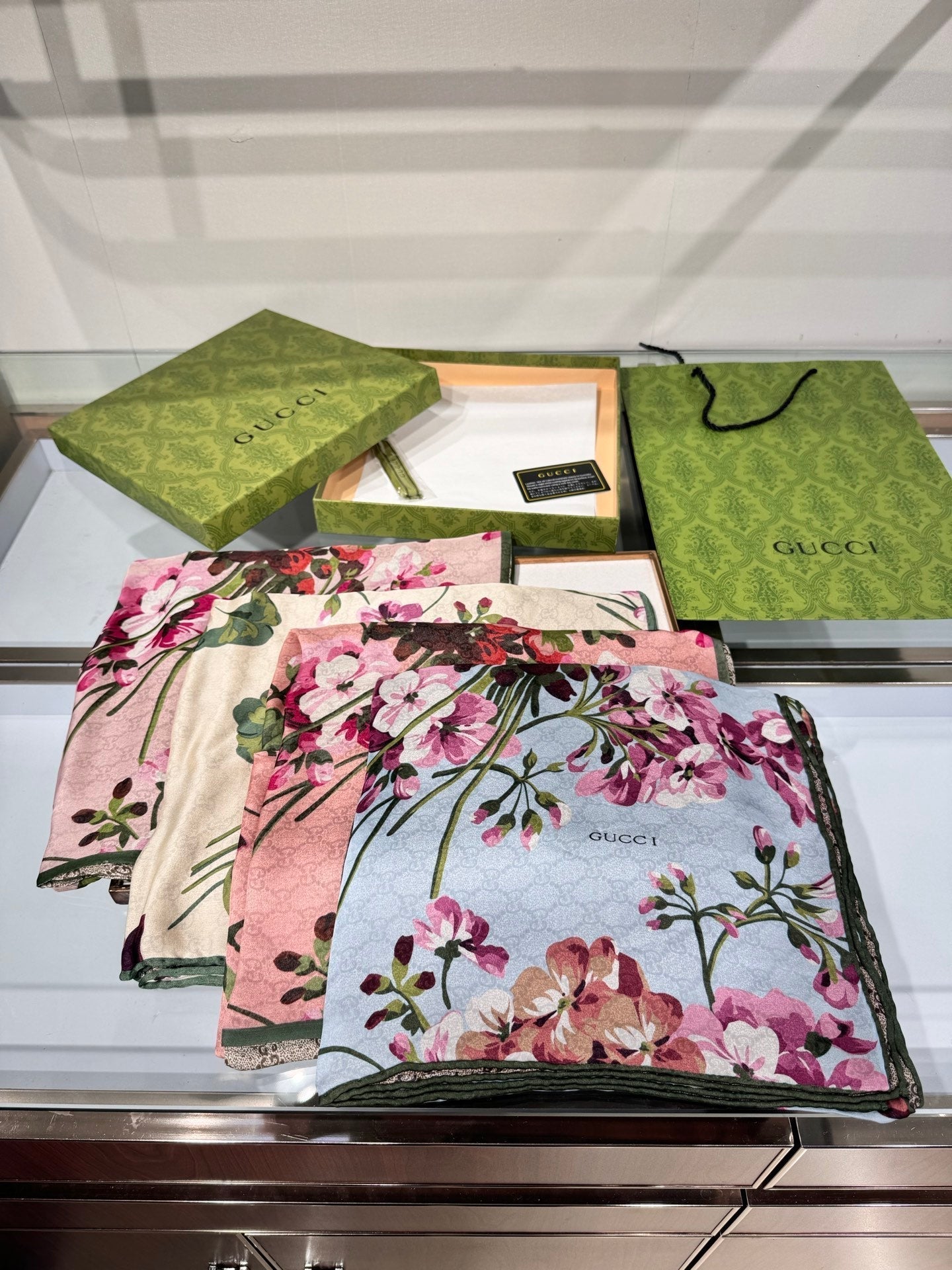 GUCCI 25S SCARF 180 IN SILK 737207
